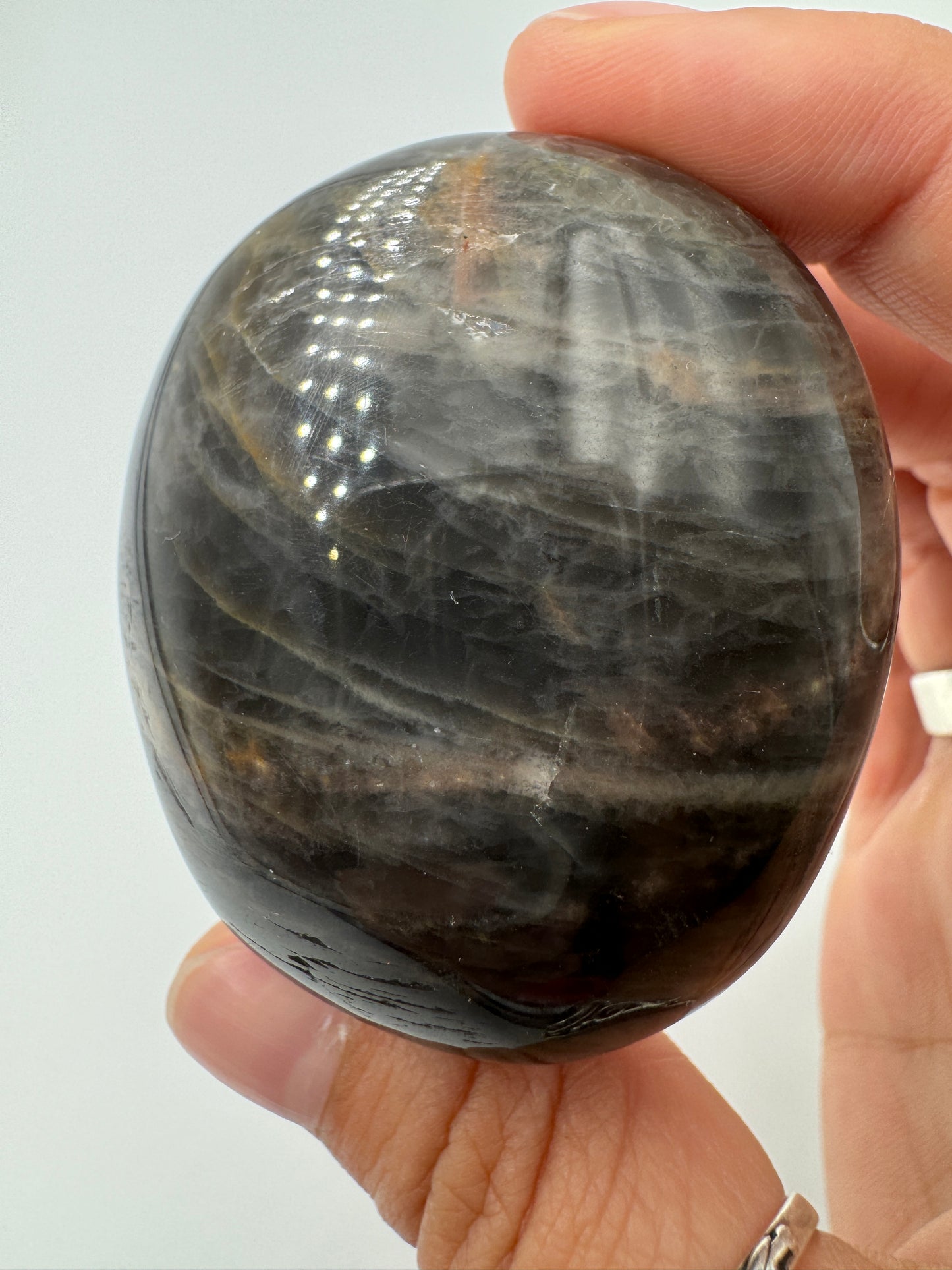 Schwarzer Mondstein Handstein, ca. 5 cm – dunkle Feldspatvarietät mit silbrigem Adulareszenz-Effekt, Einzelstück mit kleiner Macke.