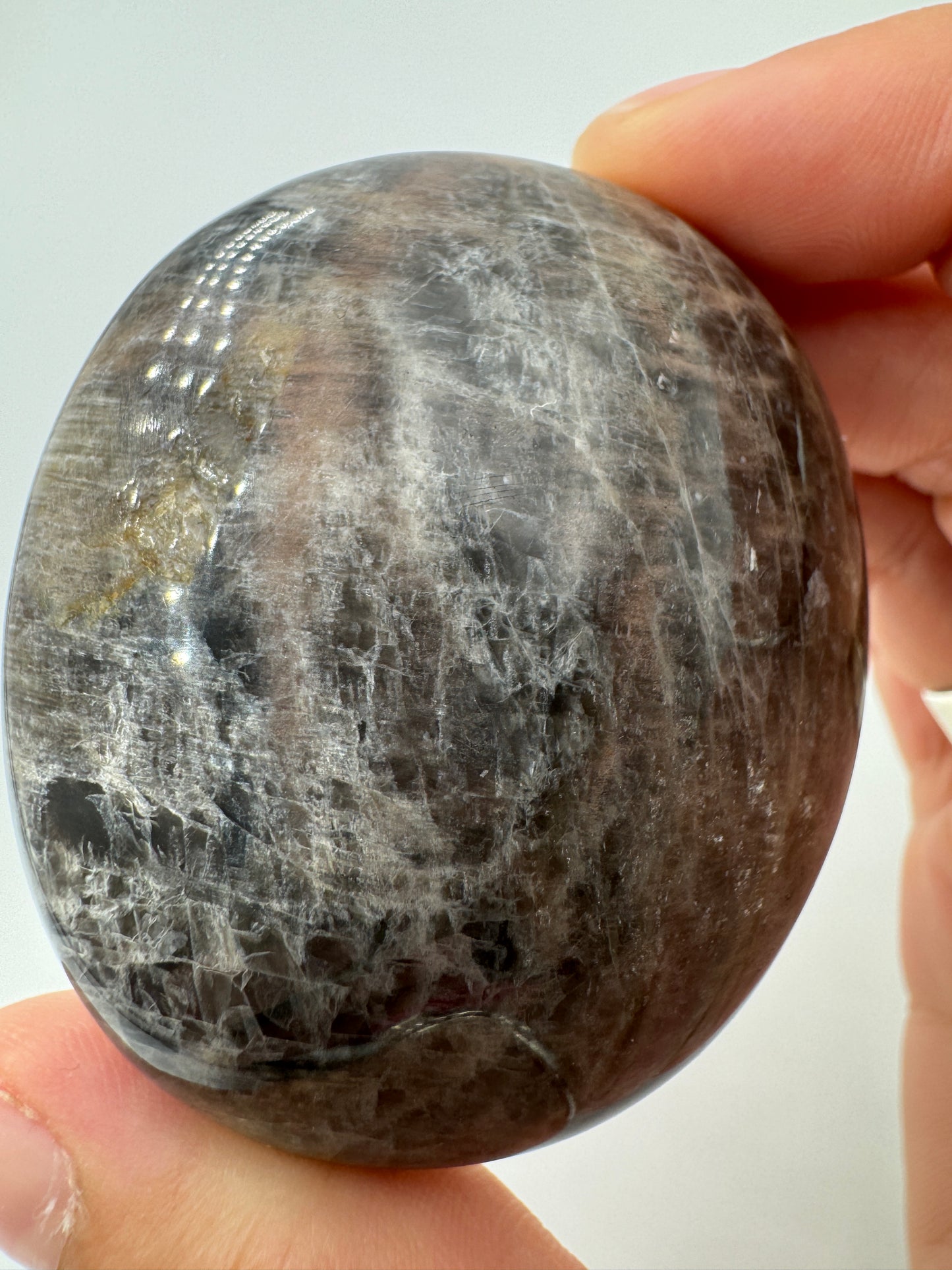 Schwarzer Mondstein Handstein, ca. 5 cm – dunkle Feldspatvarietät mit silbrigem Adulareszenz-Effekt, Einzelstück mit kleiner Macke.