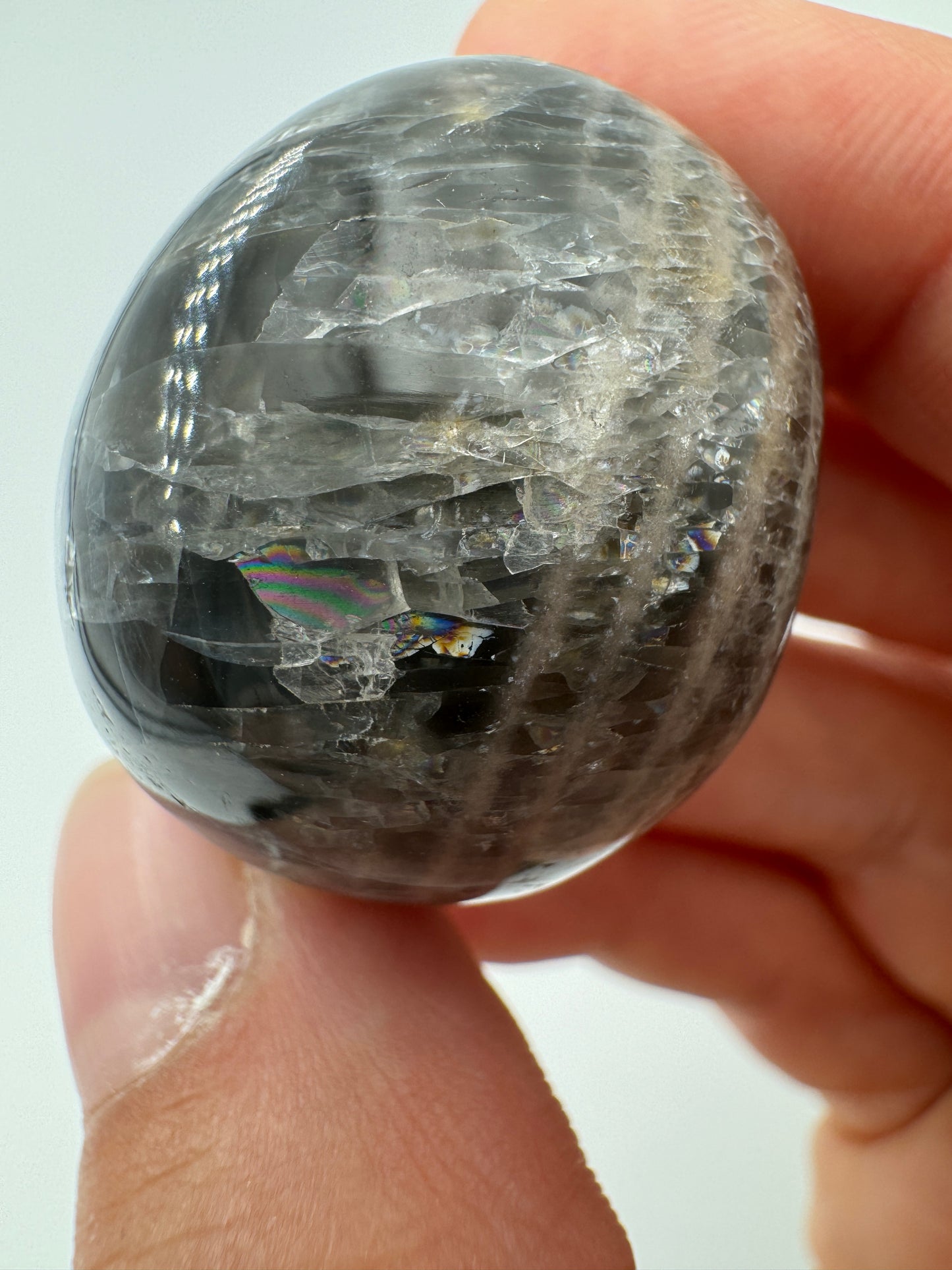 Schwarzer Mondstein Trommelstein – dunkle Feldspatvarietät mit silbrigem Adulareszenz-Effekt, samtartige Oberfläche