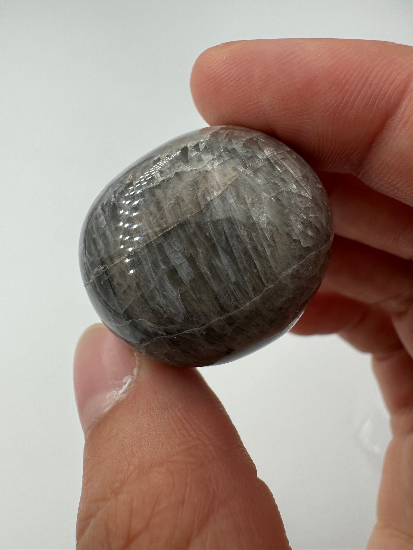 Schwarzer Mondstein Trommelstein – dunkle Feldspatvarietät mit silbrigem Adulareszenz-Effekt, samtartige Oberfläche
