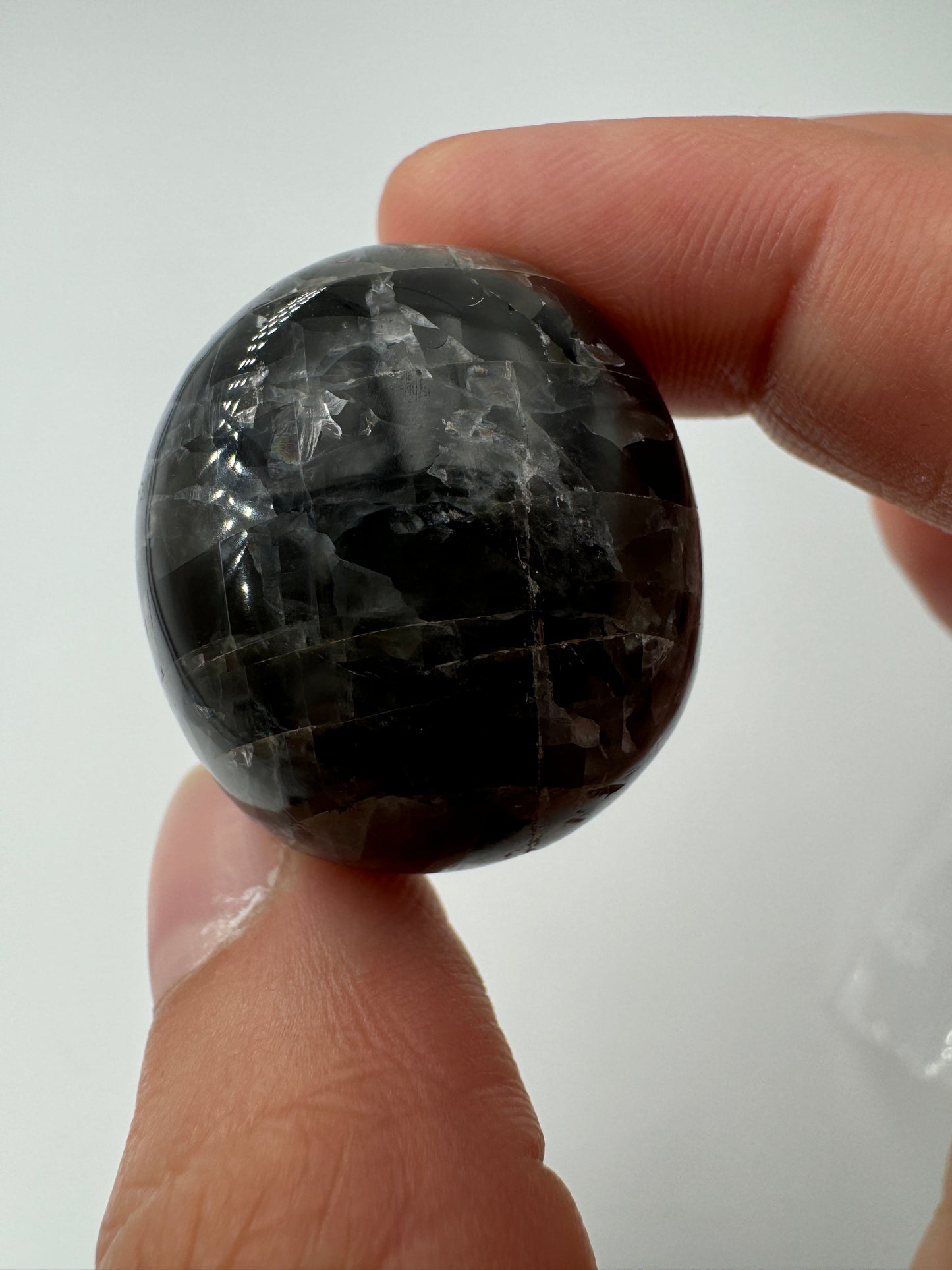 Schwarzer Mondstein Trommelstein – dunkle Feldspatvarietät mit silbrigem Adulareszenz-Effekt, samtartige Oberfläche