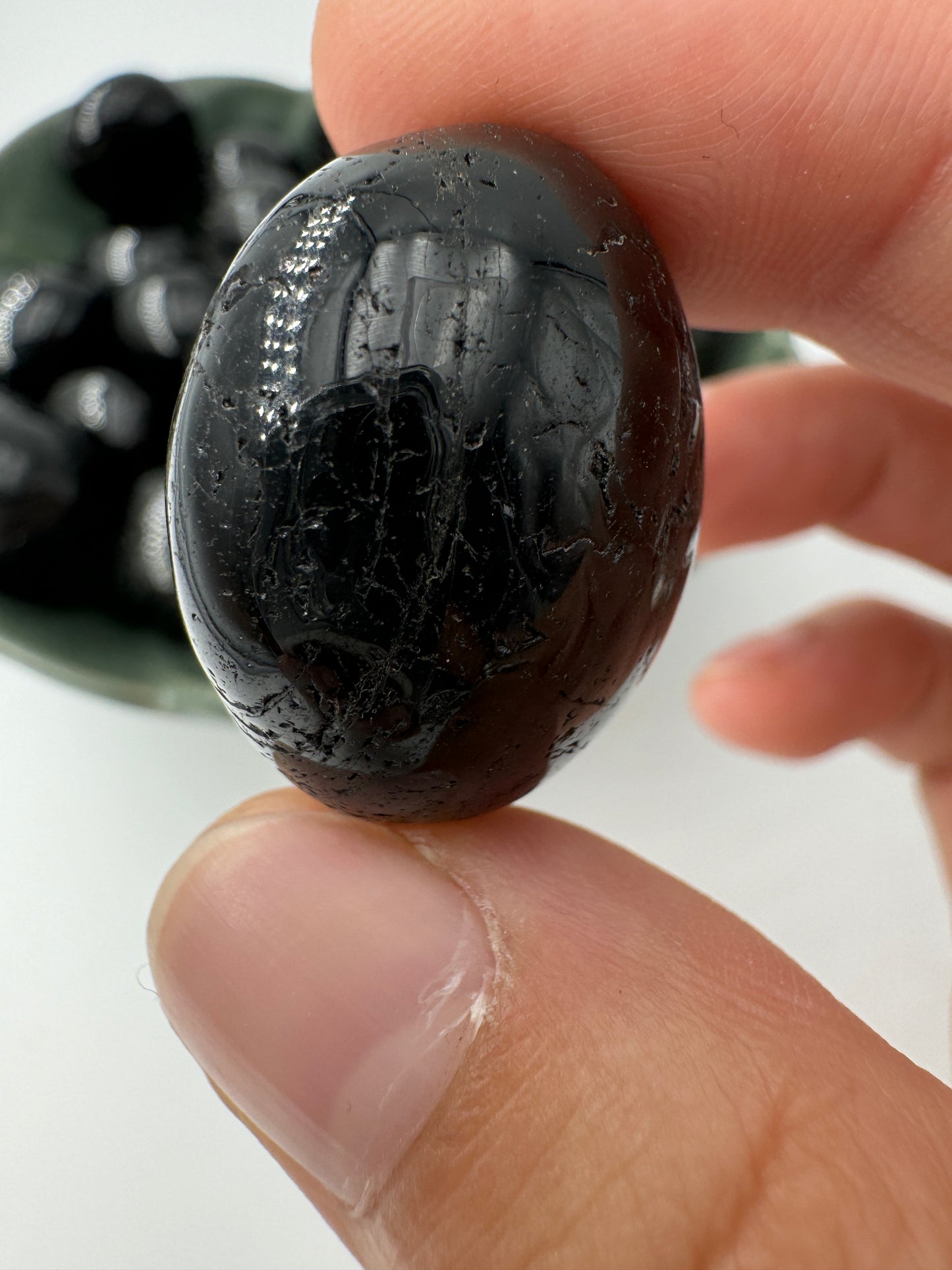 Schwarzer Turmalin (Schörl) Trommelstein – Borsilikat-Mineral mit tiefschwarzem Glanz 