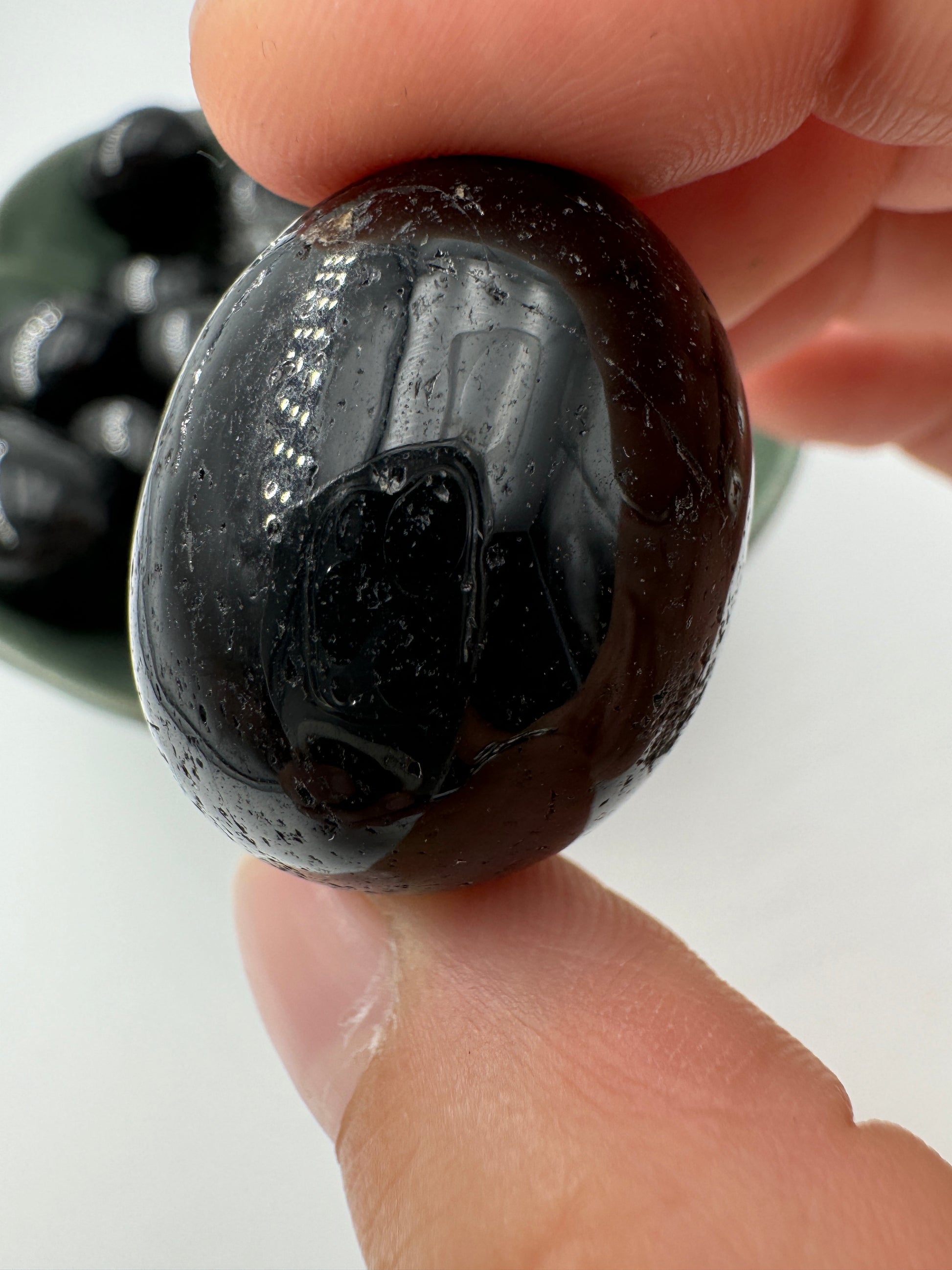 Schwarzer Turmalin (Schörl) Trommelstein – Borsilikat-Mineral mit tiefschwarzem Glanz 