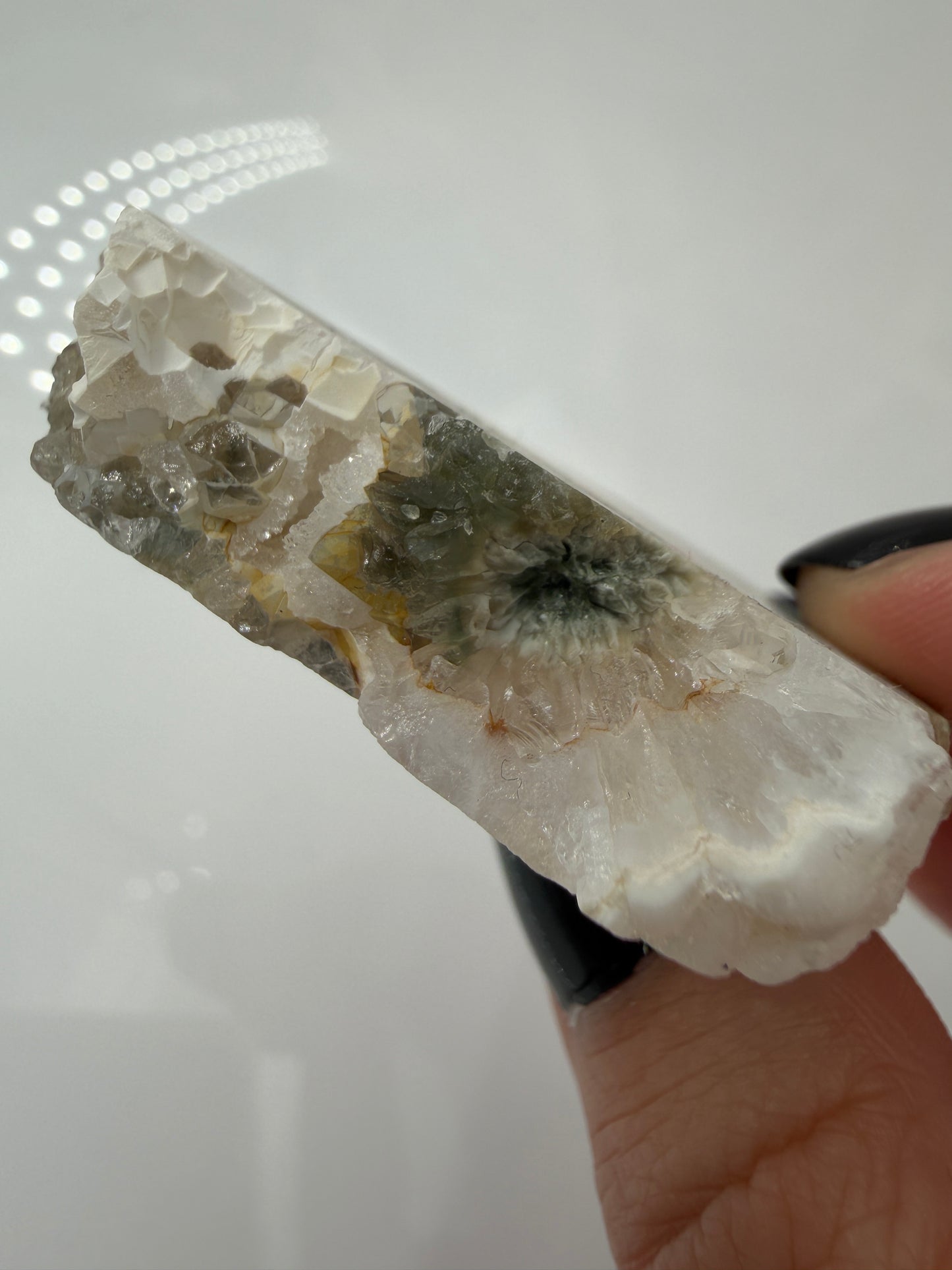 Polierte Platte aus sphärolitischem Chalcedon mit sichtbaren, kreisförmigen Mineral-Strukturen.