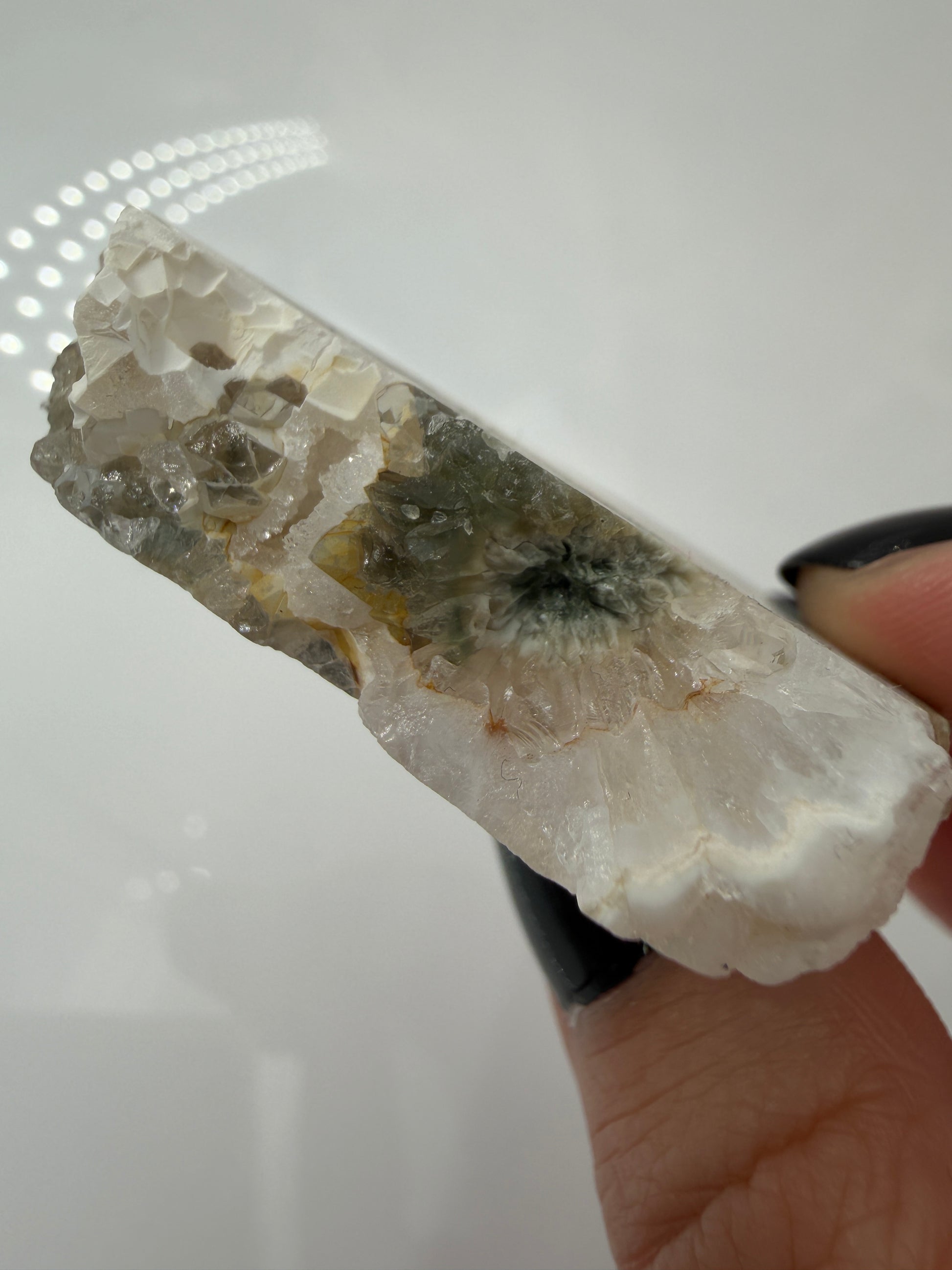 Polierte Platte aus sphärolitischem Chalcedon mit sichtbaren, kreisförmigen Mineral-Strukturen.