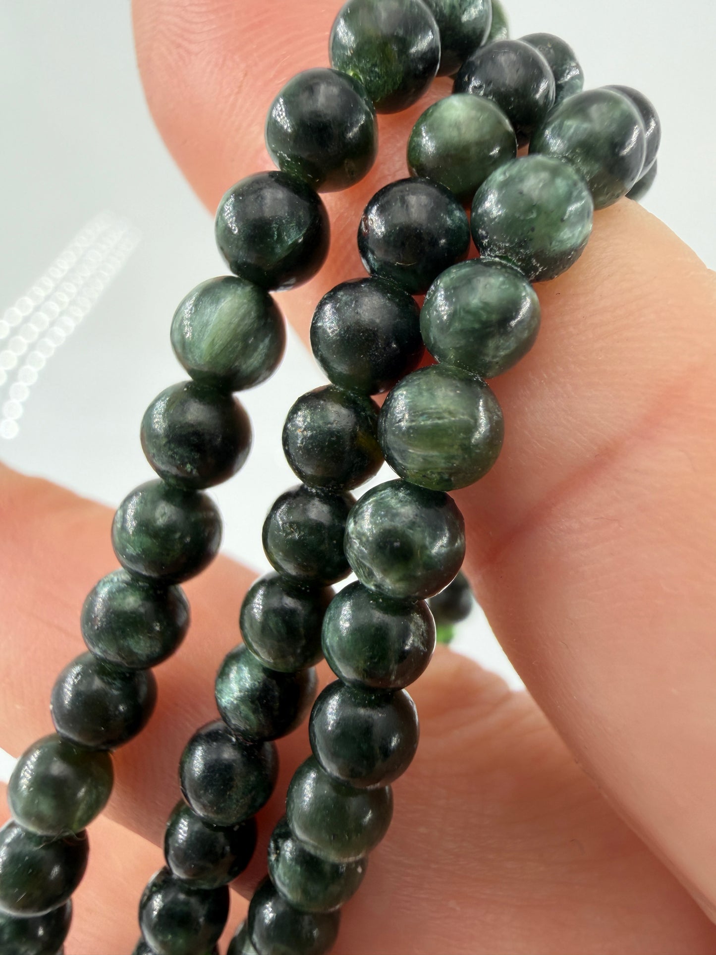 Seraphinit Armbänder SA26 – Detailansicht der Kugeln mit charakteristischer silbrig-grüner Musterung.