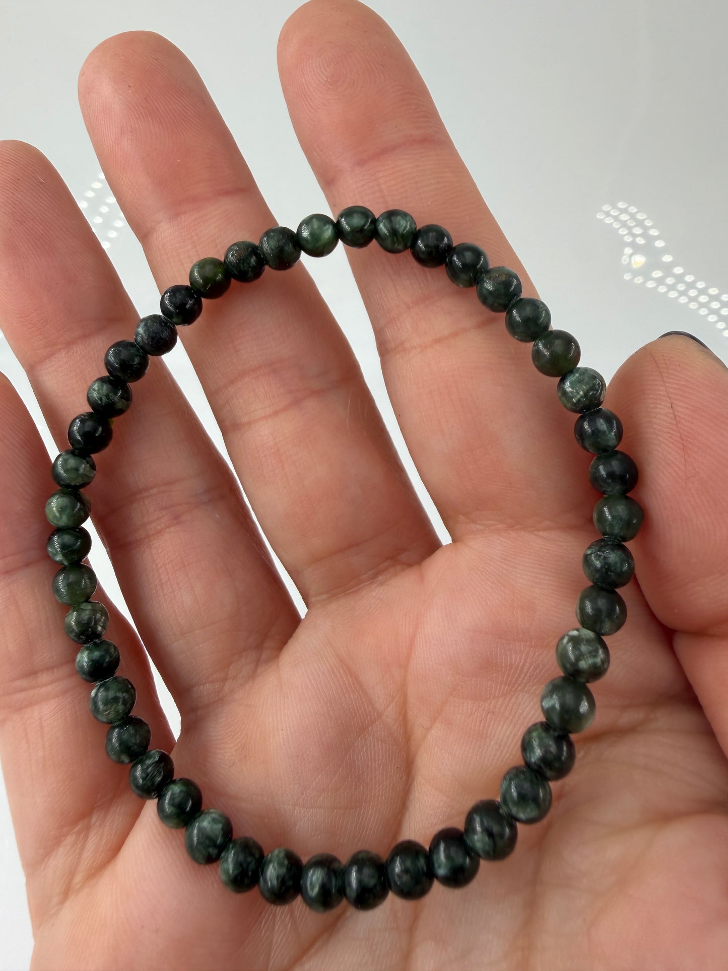 Seraphinit Armbänder SA26 – Detailansicht der Kugeln mit charakteristischer silbrig-grüner Musterung.
