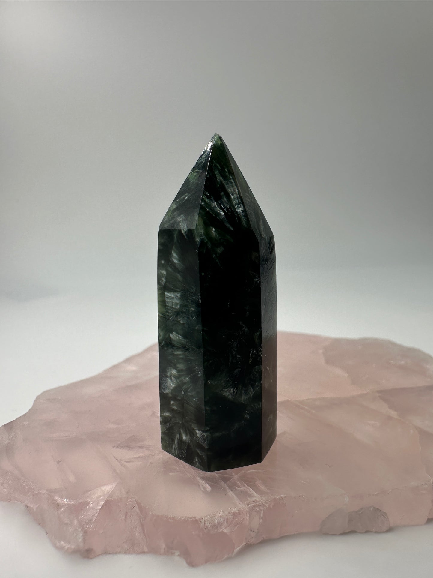 Seraphinit Spitze ST40 (Klinochlor), 5,2 cm, mit tiefgrüner Grundfarbe und charakteristischen silbrigen Federstrukturen