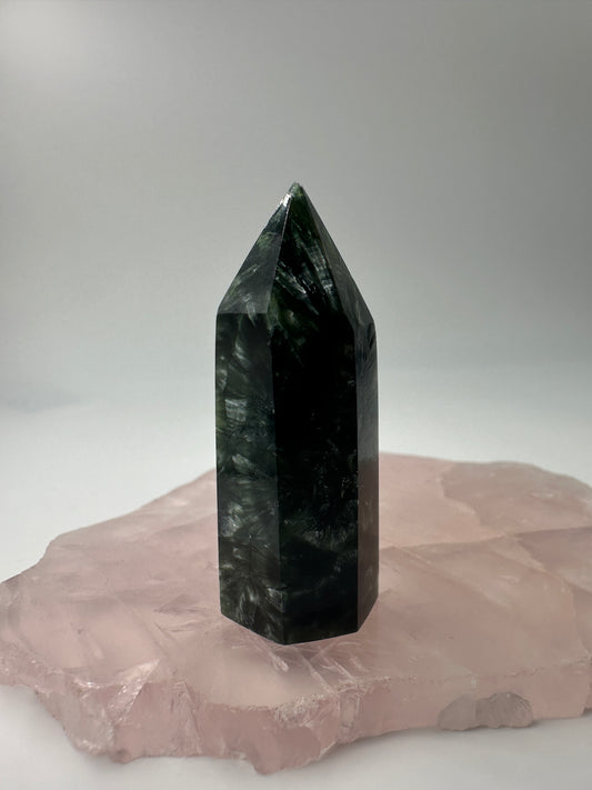 Seraphinit Spitze ST40 (Klinochlor), 5,2 cm, mit tiefgrüner Grundfarbe und charakteristischen silbrigen Federstrukturen