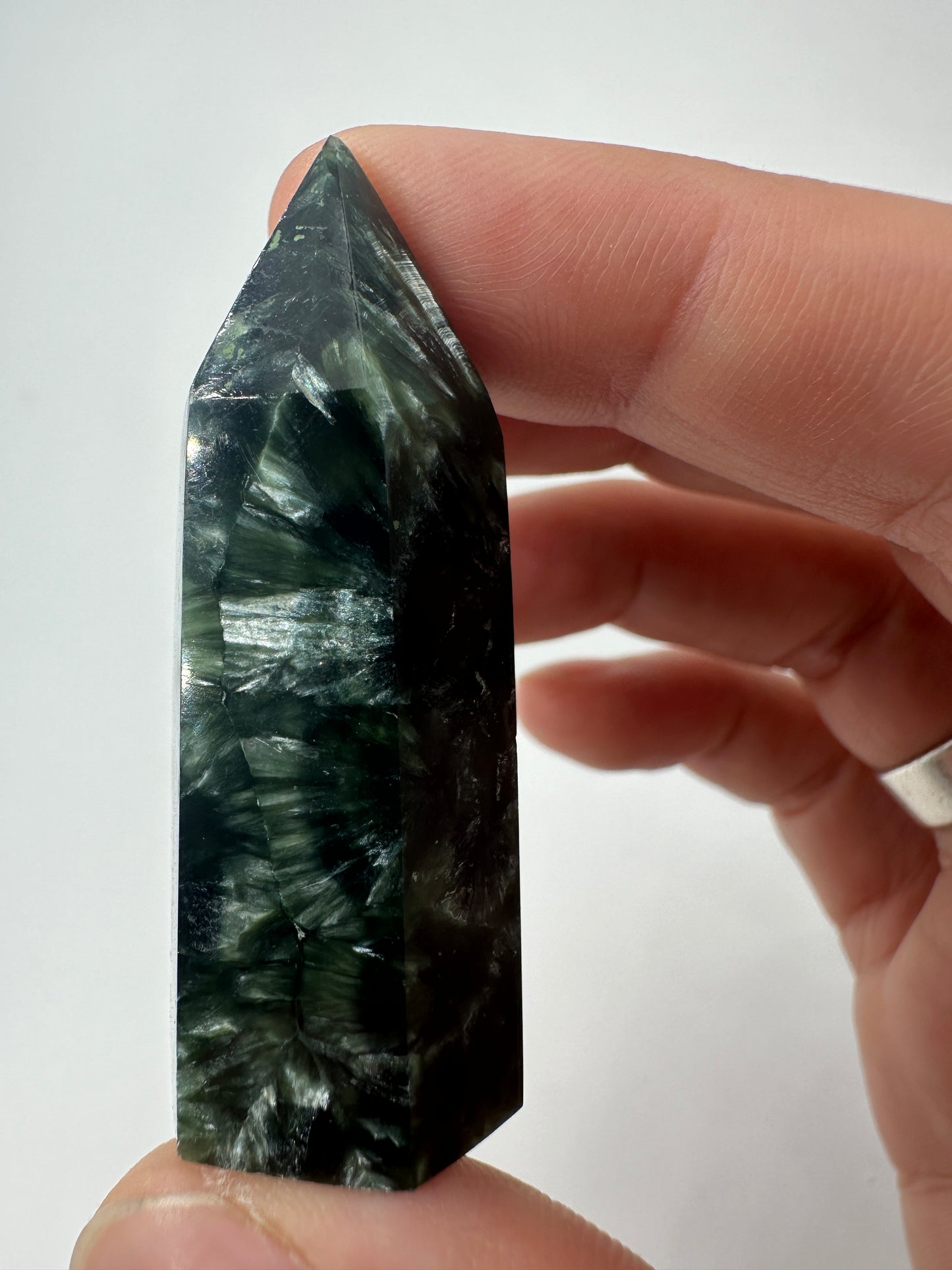 Seraphinit Spitze ST40 (Klinochlor), 5,2 cm, mit tiefgrüner Grundfarbe und charakteristischen silbrigen Federstrukturen