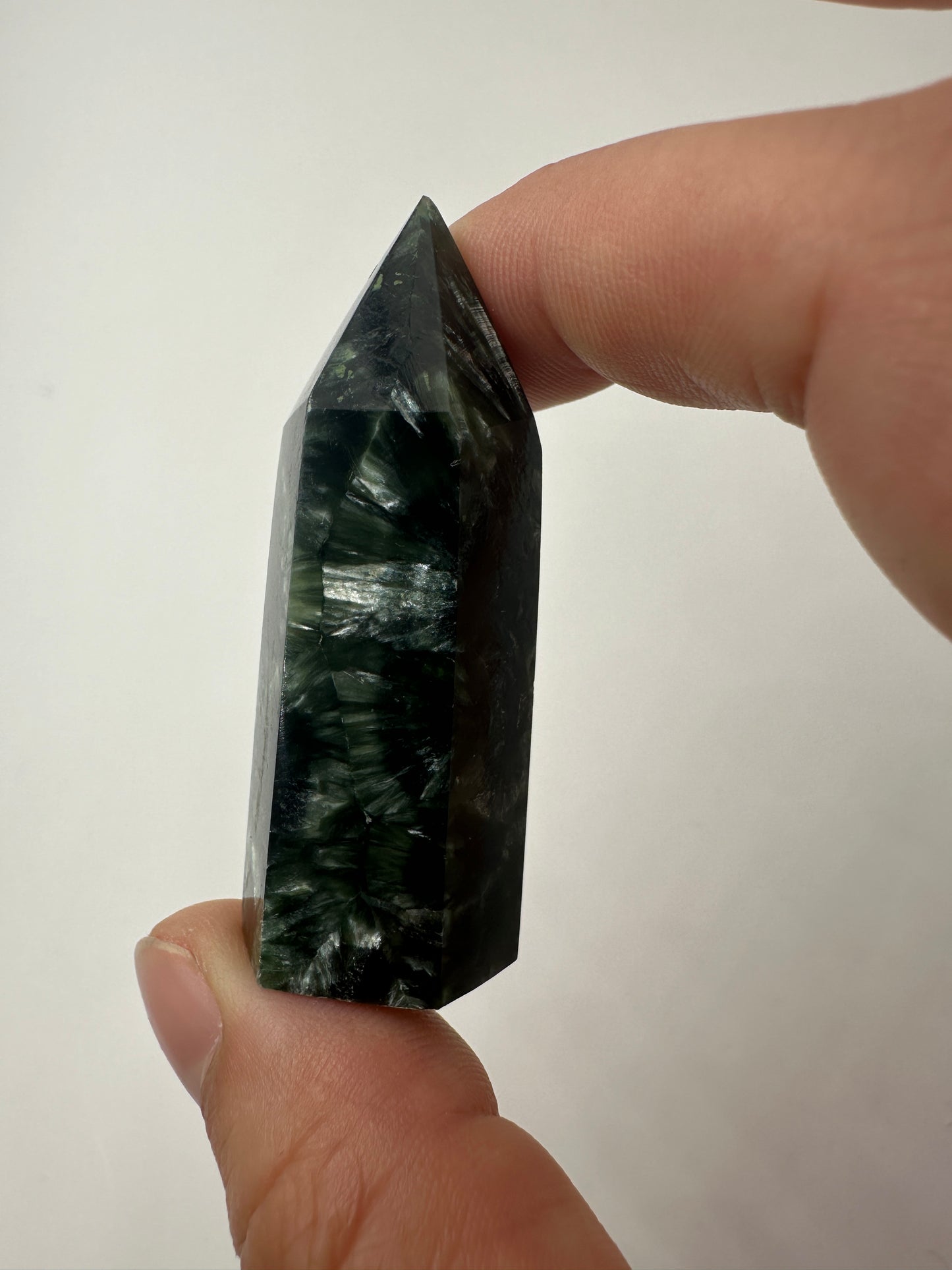 Seraphinit Spitze ST40 (Klinochlor), 5,2 cm, mit tiefgrüner Grundfarbe und charakteristischen silbrigen Federstrukturen
