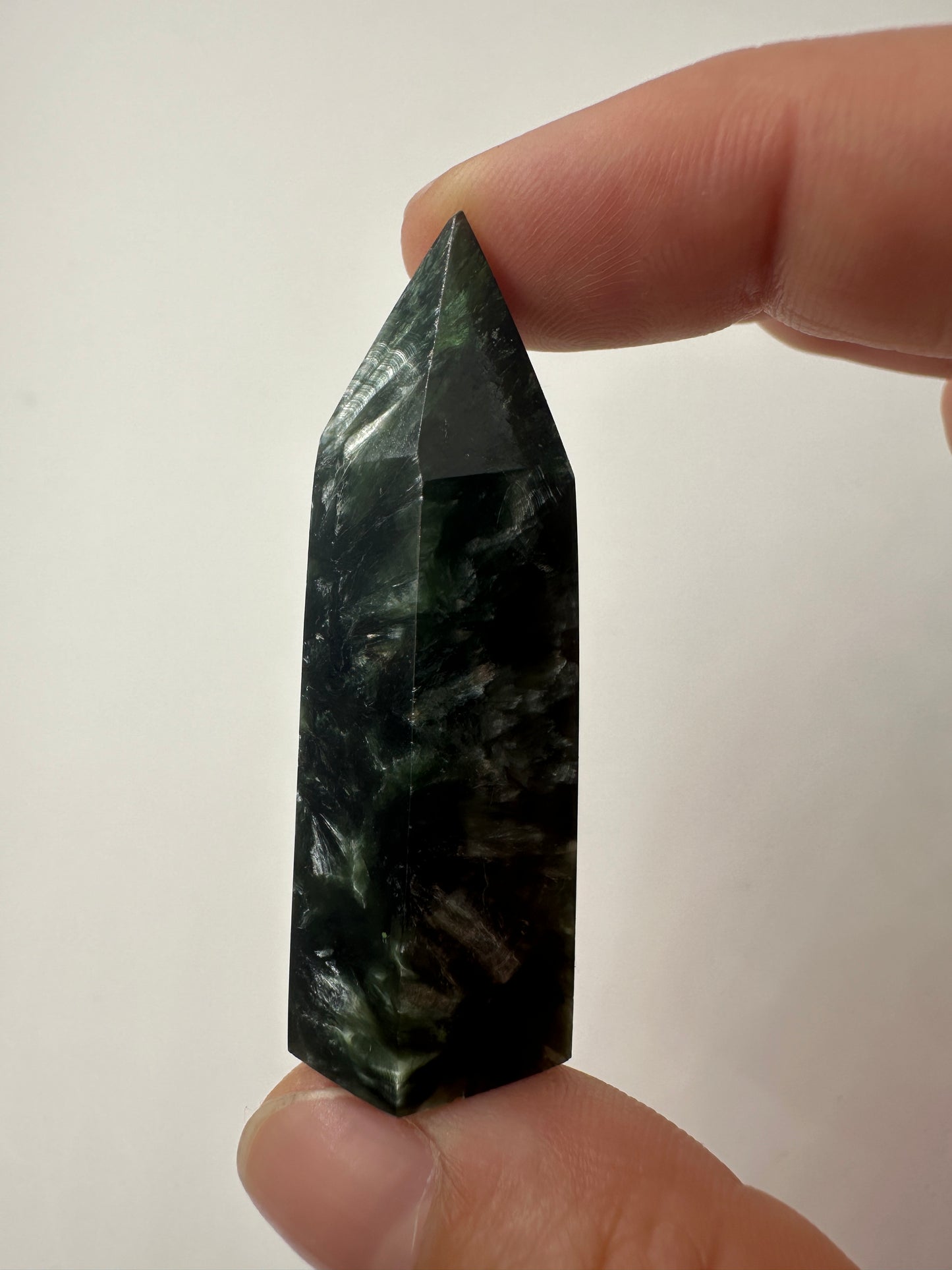 Seraphinit Spitze ST40 (Klinochlor), 5,2 cm, mit tiefgrüner Grundfarbe und charakteristischen silbrigen Federstrukturen