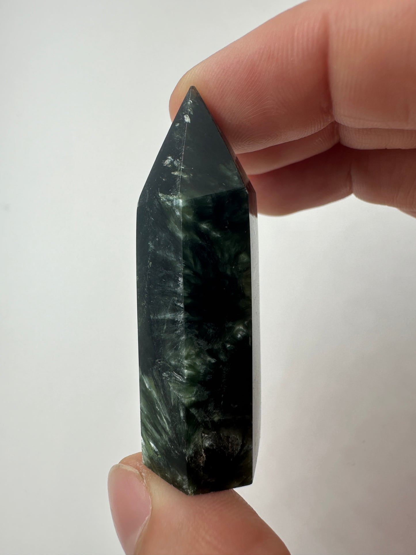 Seraphinit Spitze ST40 (Klinochlor), 5,2 cm, mit tiefgrüner Grundfarbe und charakteristischen silbrigen Federstrukturen