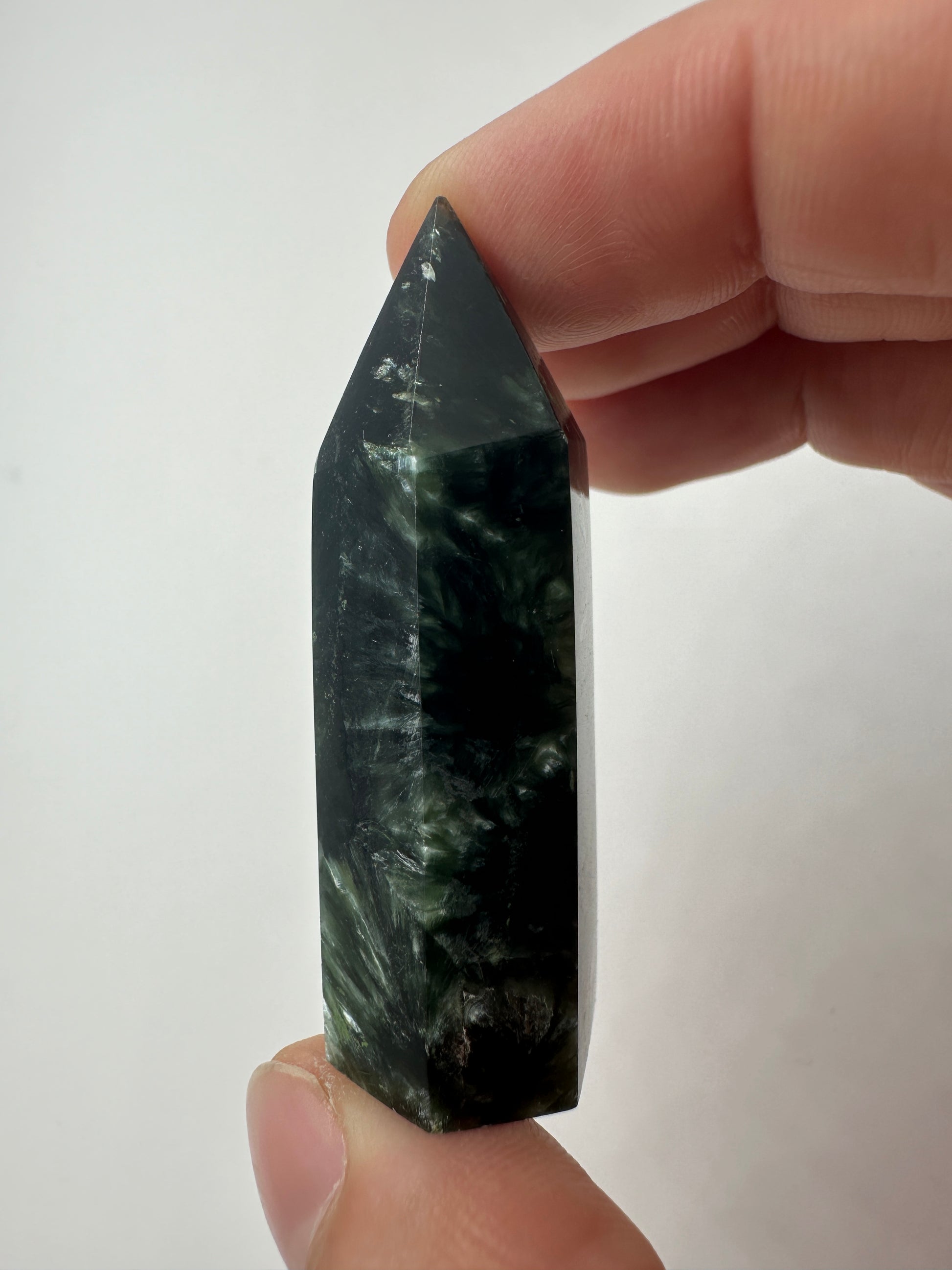 Seraphinit Spitze ST40 (Klinochlor), 5,2 cm, mit tiefgrüner Grundfarbe und charakteristischen silbrigen Federstrukturen