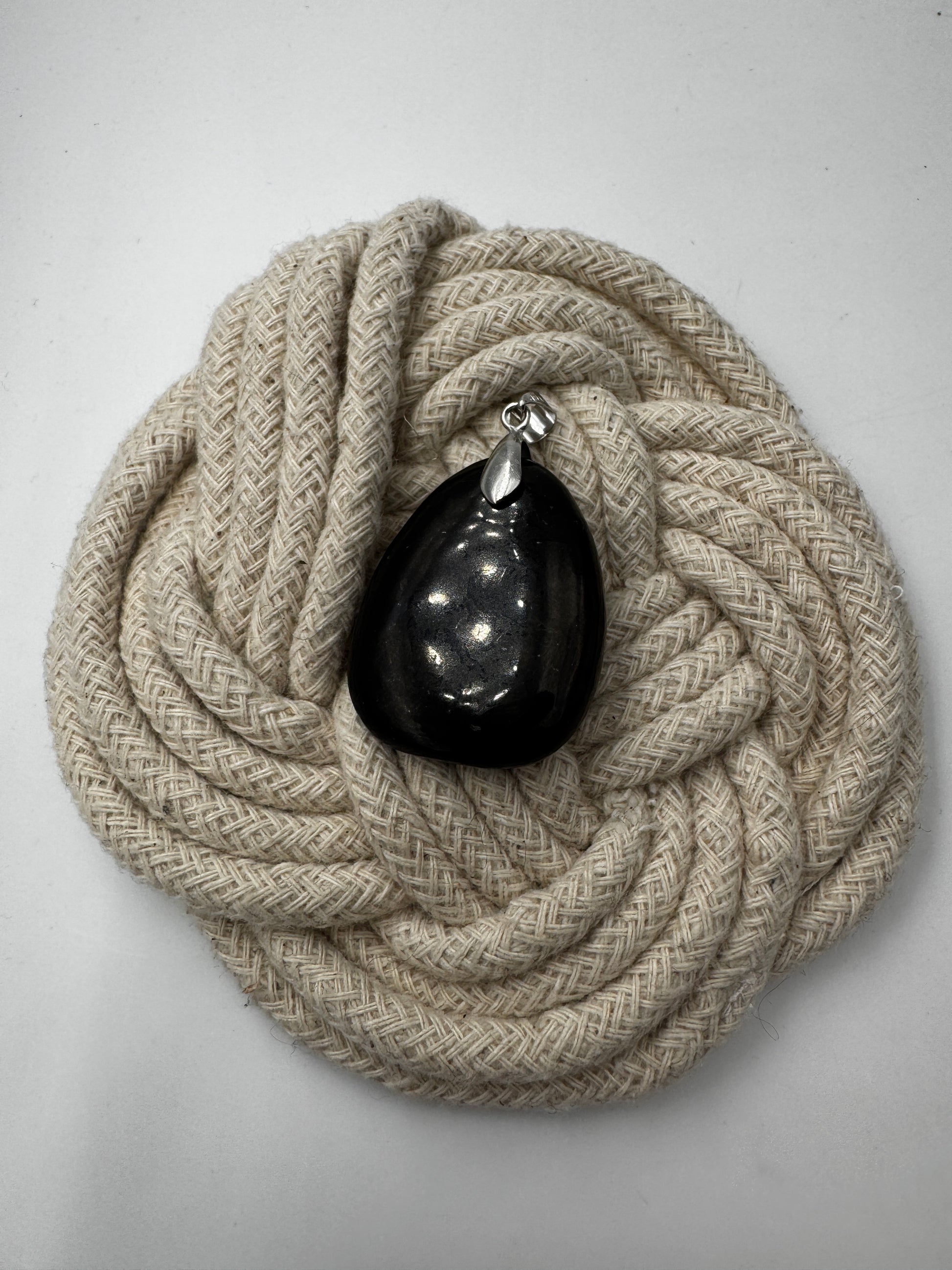 Shungit Anhänger SA10 mit Silberfassung, 3,2–3,6 cm – seltenes kohlenstoffreiches Gestein aus Karelien, tiefes Mattschwarz als Naturschmuck.