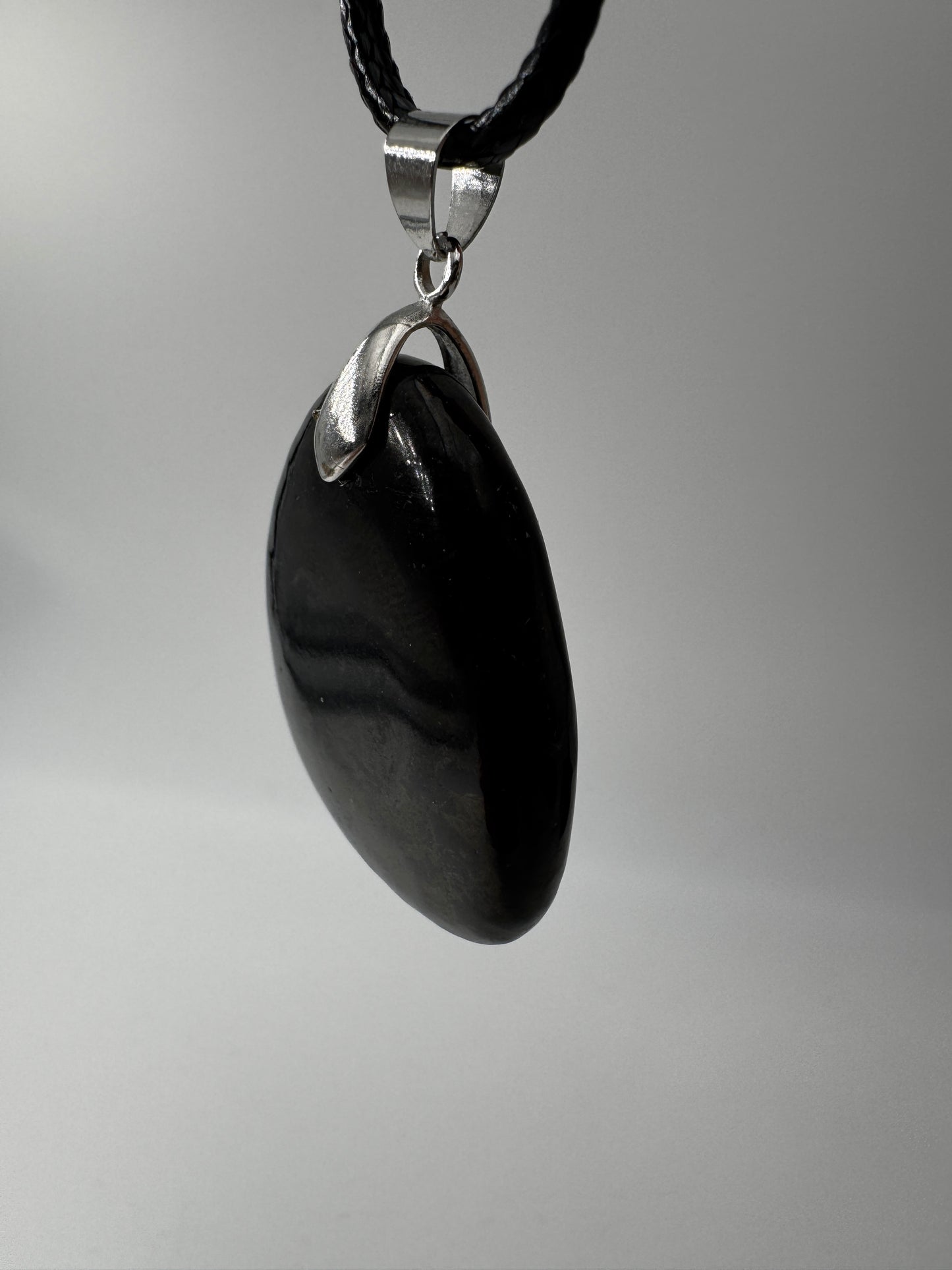 Shungit Anhänger SA10 mit Silberfassung, 3,2–3,6 cm – seltenes kohlenstoffreiches Gestein aus Karelien, tiefes Mattschwarz als Naturschmuck.