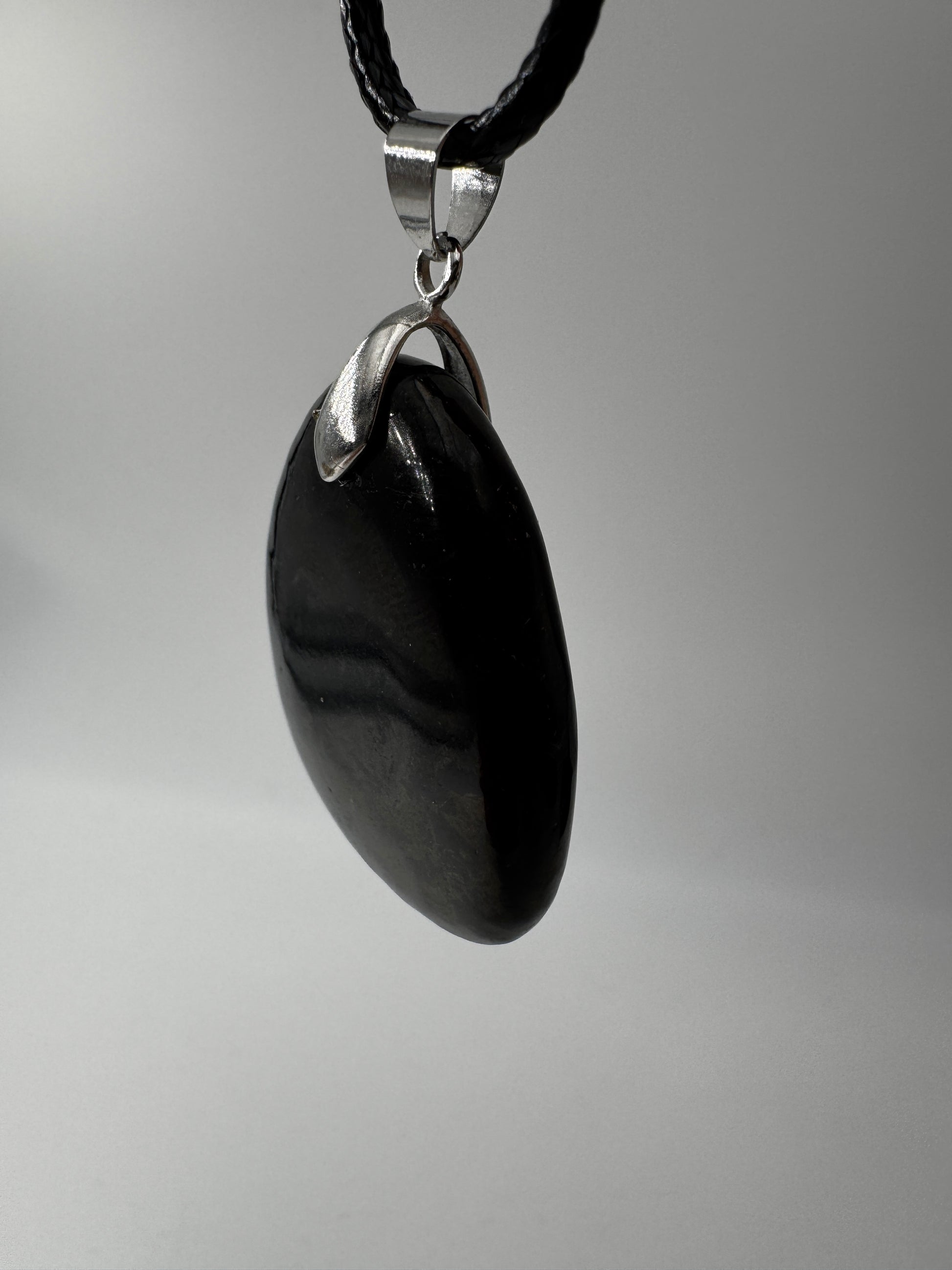 Shungit Anhänger SA10 mit Silberfassung, 3,2–3,6 cm – seltenes kohlenstoffreiches Gestein aus Karelien, tiefes Mattschwarz als Naturschmuck.