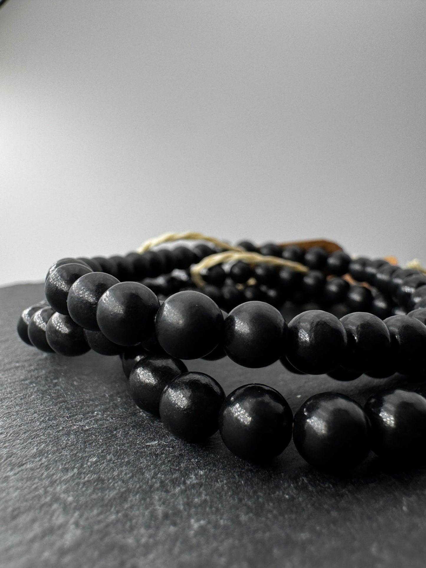Shungit Armband SA21, 6 mm Kugeln, Umfang 19 cm – kohlenstoffreiches Gestein aus Karelien, tiefes Mattschwarz als Naturschmuck.