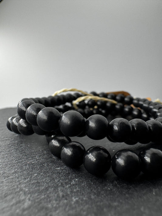 Shungit Armband SA21, 6 mm Kugeln, Umfang 19 cm – kohlenstoffreiches Gestein aus Karelien, tiefes Mattschwarz als Naturschmuck.
