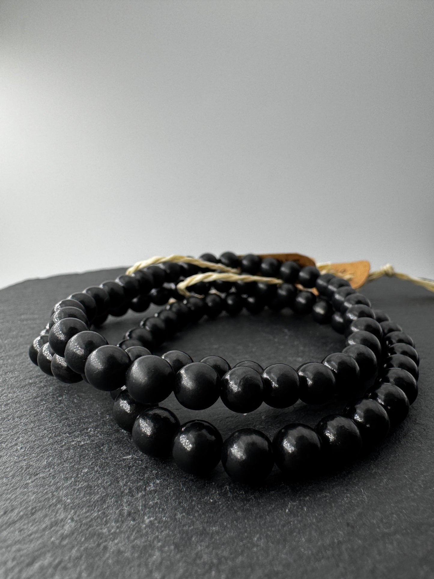 Shungit Armband SA21, 6 mm Kugeln, Umfang 19 cm – kohlenstoffreiches Gestein aus Karelien, tiefes Mattschwarz als Naturschmuck.