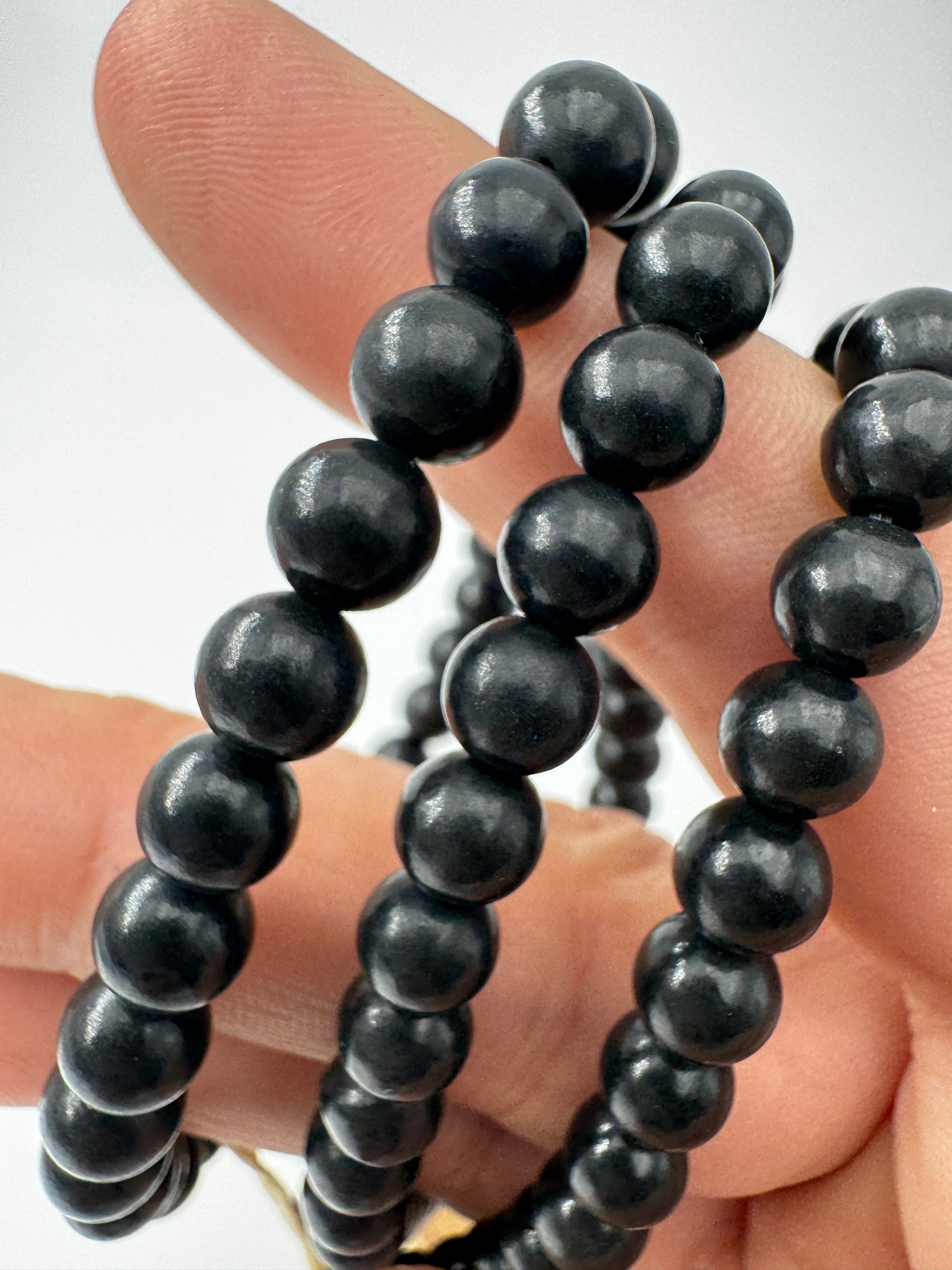 Shungit Armband SA21, 6 mm Kugeln, Umfang 19 cm – kohlenstoffreiches Gestein aus Karelien, tiefes Mattschwarz als Naturschmuck.