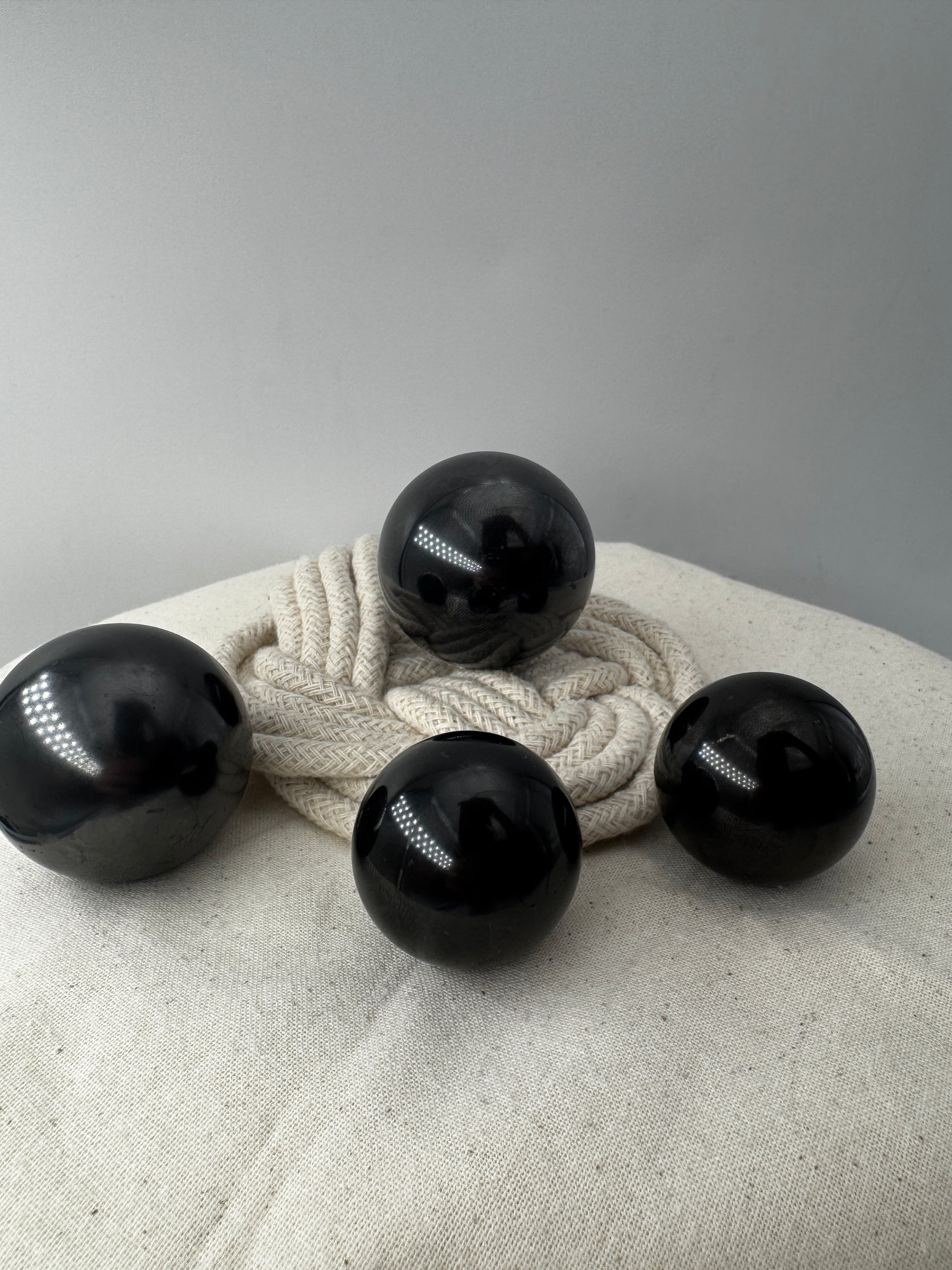 Eine perfekt runde, tiefschwarze Kugel aus poliertem Shungit.