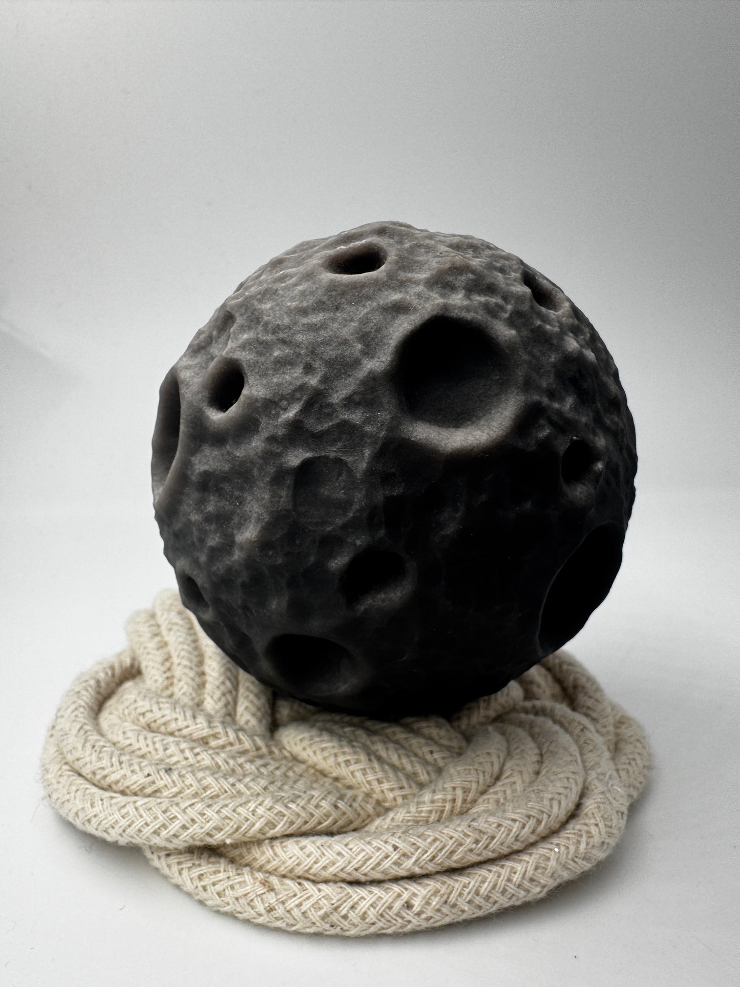 Silber Obsidian Mond OM79 – handgeschnitzter Mond aus Silber Obsidian mit silbrig-schimmerndem Chatoyance-Effekt.