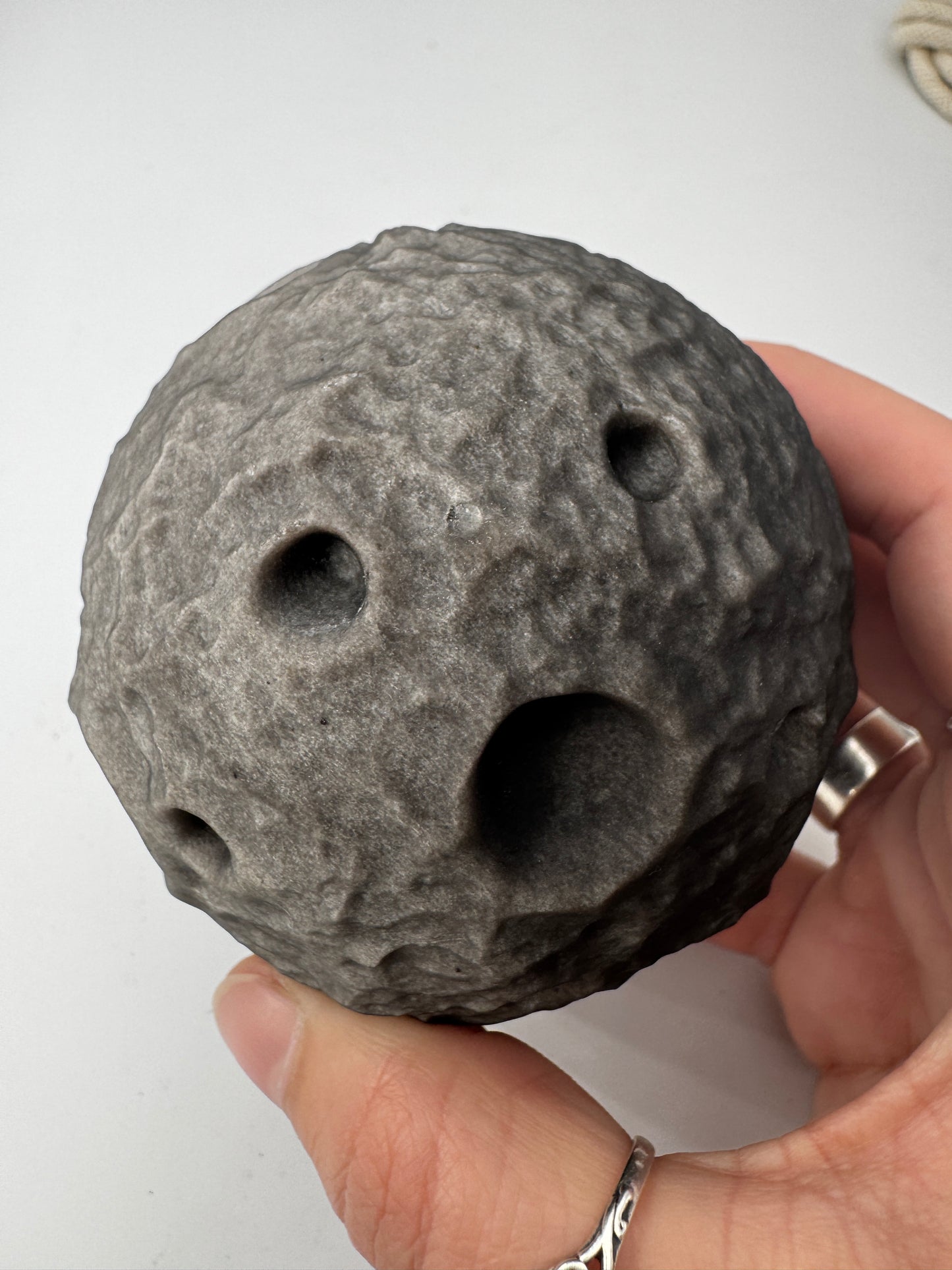 Silber Obsidian Mond OM79 – handgeschnitzter Mond aus Silber Obsidian mit silbrig-schimmerndem Chatoyance-Effekt.