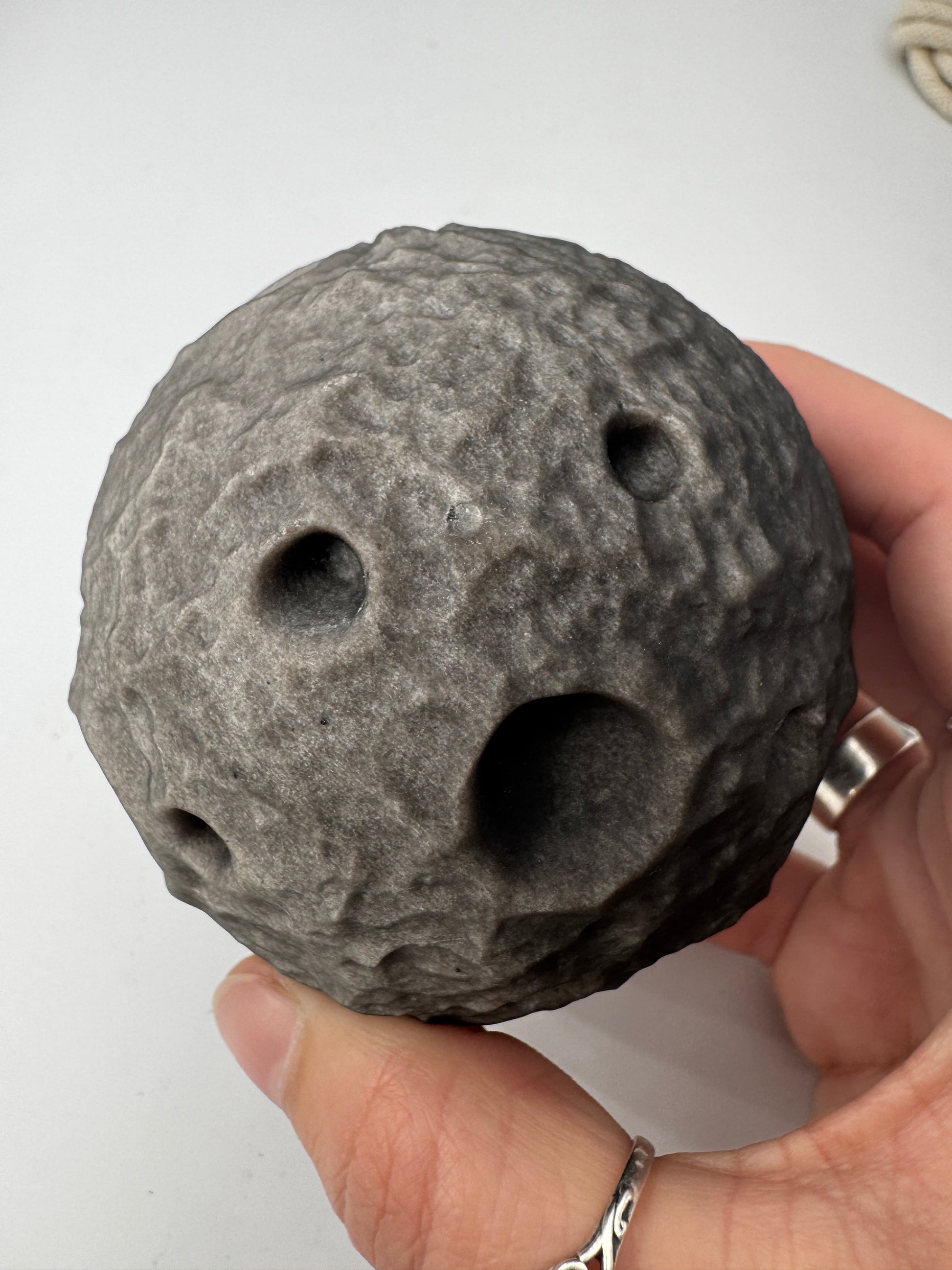 Silber Obsidian Mond OM79 – handgeschnitzter Mond aus Silber Obsidian mit silbrig-schimmerndem Chatoyance-Effekt.