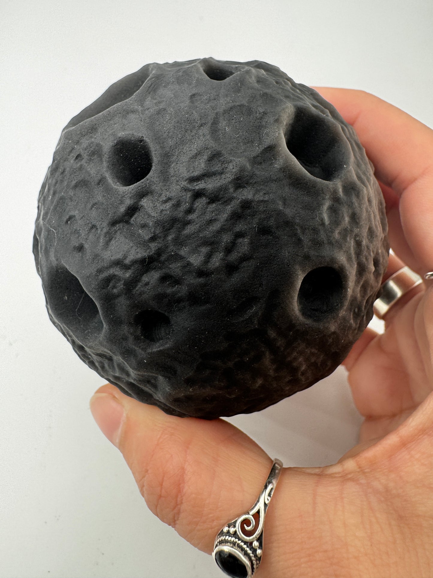 Silber Obsidian Mond OM79 – handgeschnitzter Mond aus Silber Obsidian mit silbrig-schimmerndem Chatoyance-Effekt.