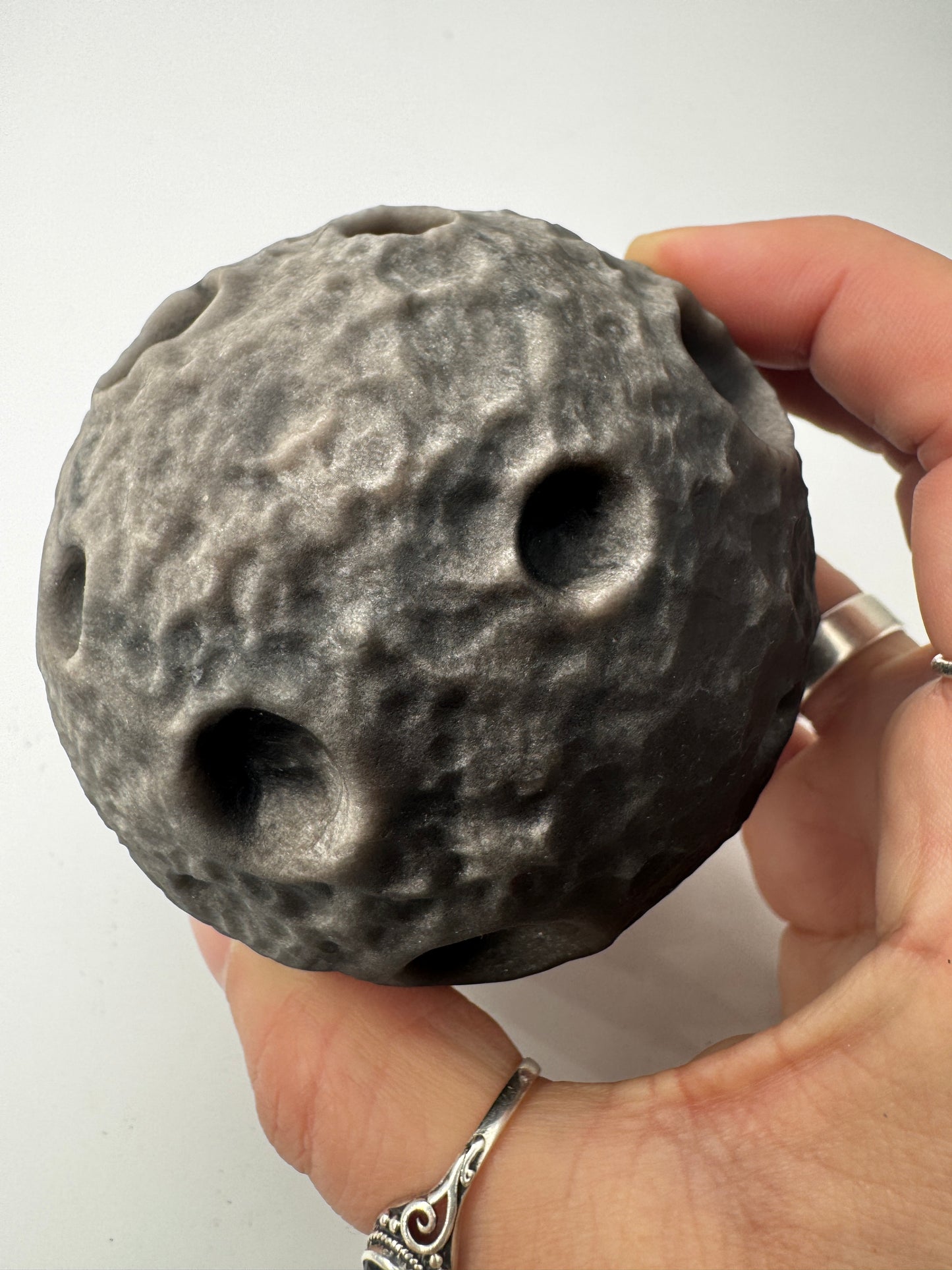 Silber Obsidian Mond OM79 – handgeschnitzter Mond aus Silber Obsidian mit silbrig-schimmerndem Chatoyance-Effekt.