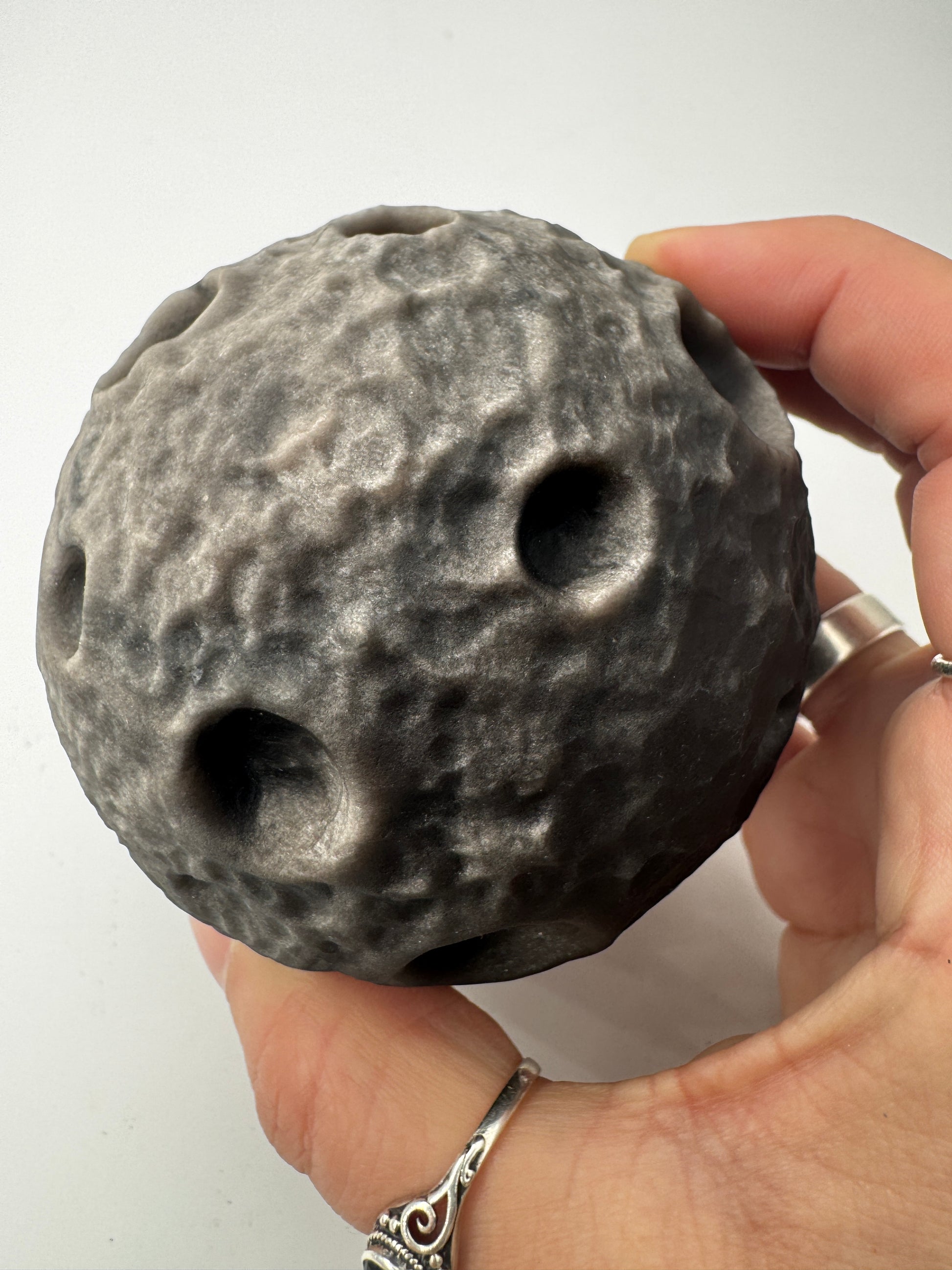 Silber Obsidian Mond OM79 – handgeschnitzter Mond aus Silber Obsidian mit silbrig-schimmerndem Chatoyance-Effekt.