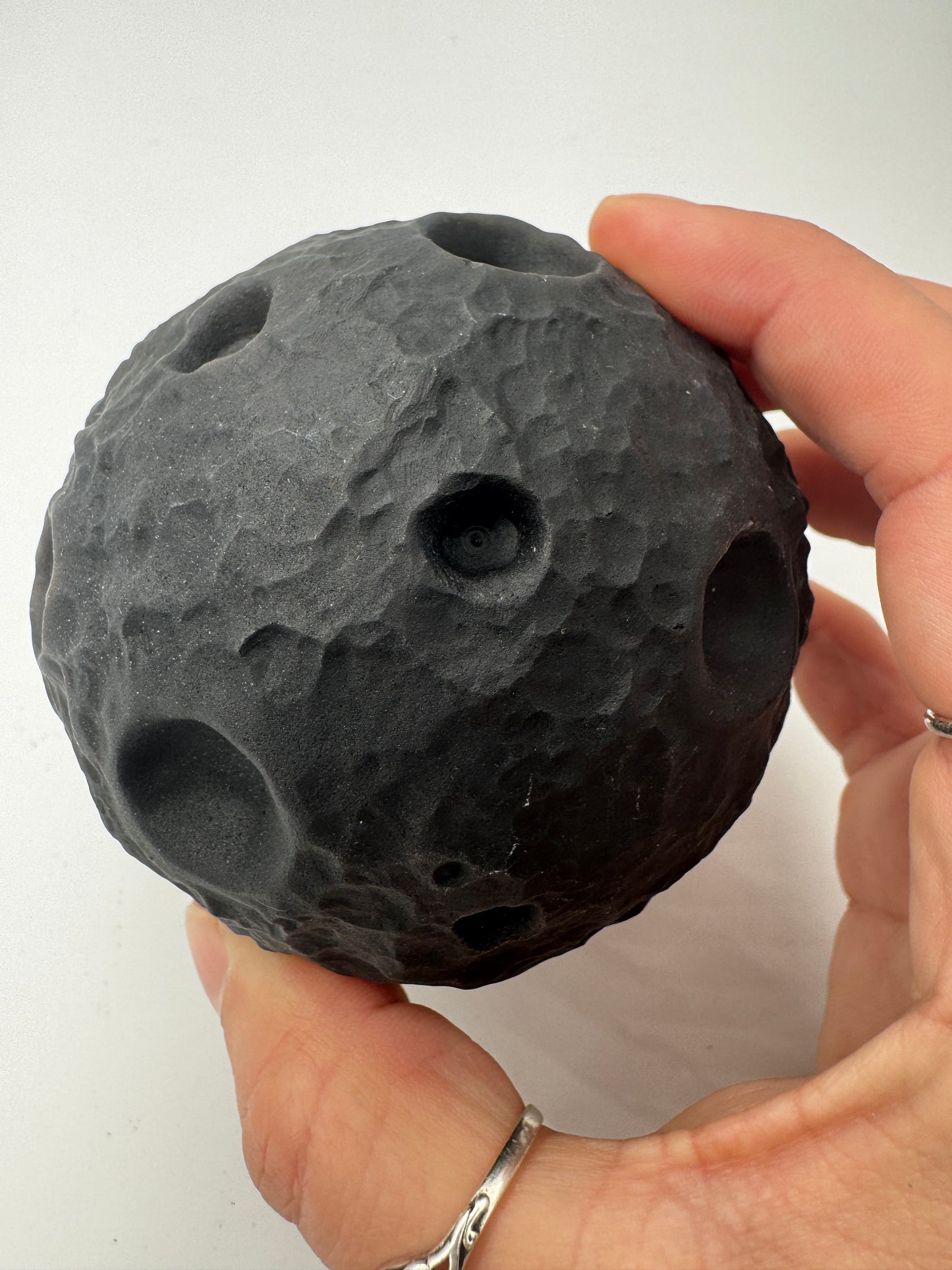 Silber Obsidian Mond OM79 – handgeschnitzter Mond aus Silber Obsidian mit silbrig-schimmerndem Chatoyance-Effekt.