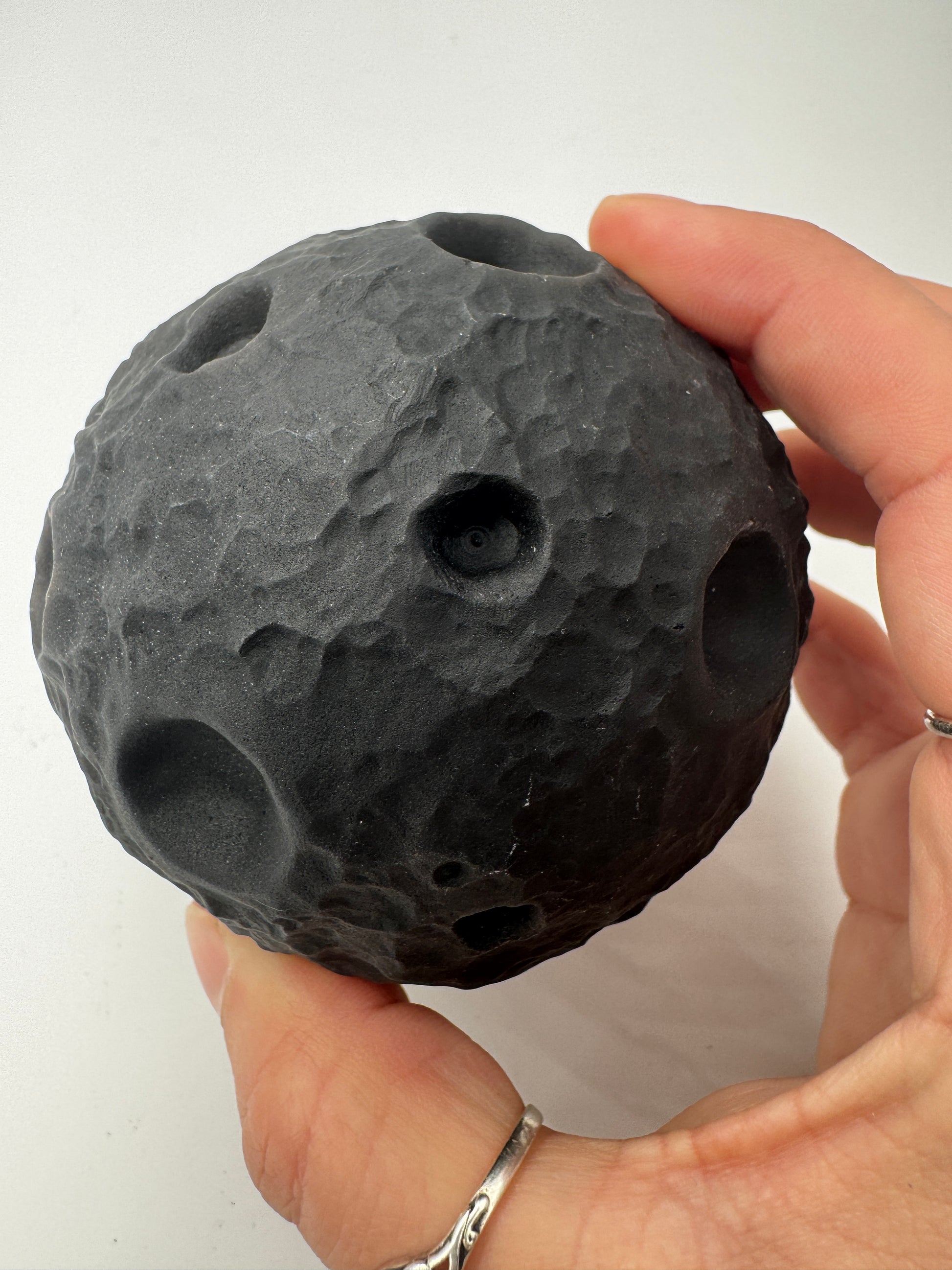 Silber Obsidian Mond OM79 – handgeschnitzter Mond aus Silber Obsidian mit silbrig-schimmerndem Chatoyance-Effekt.