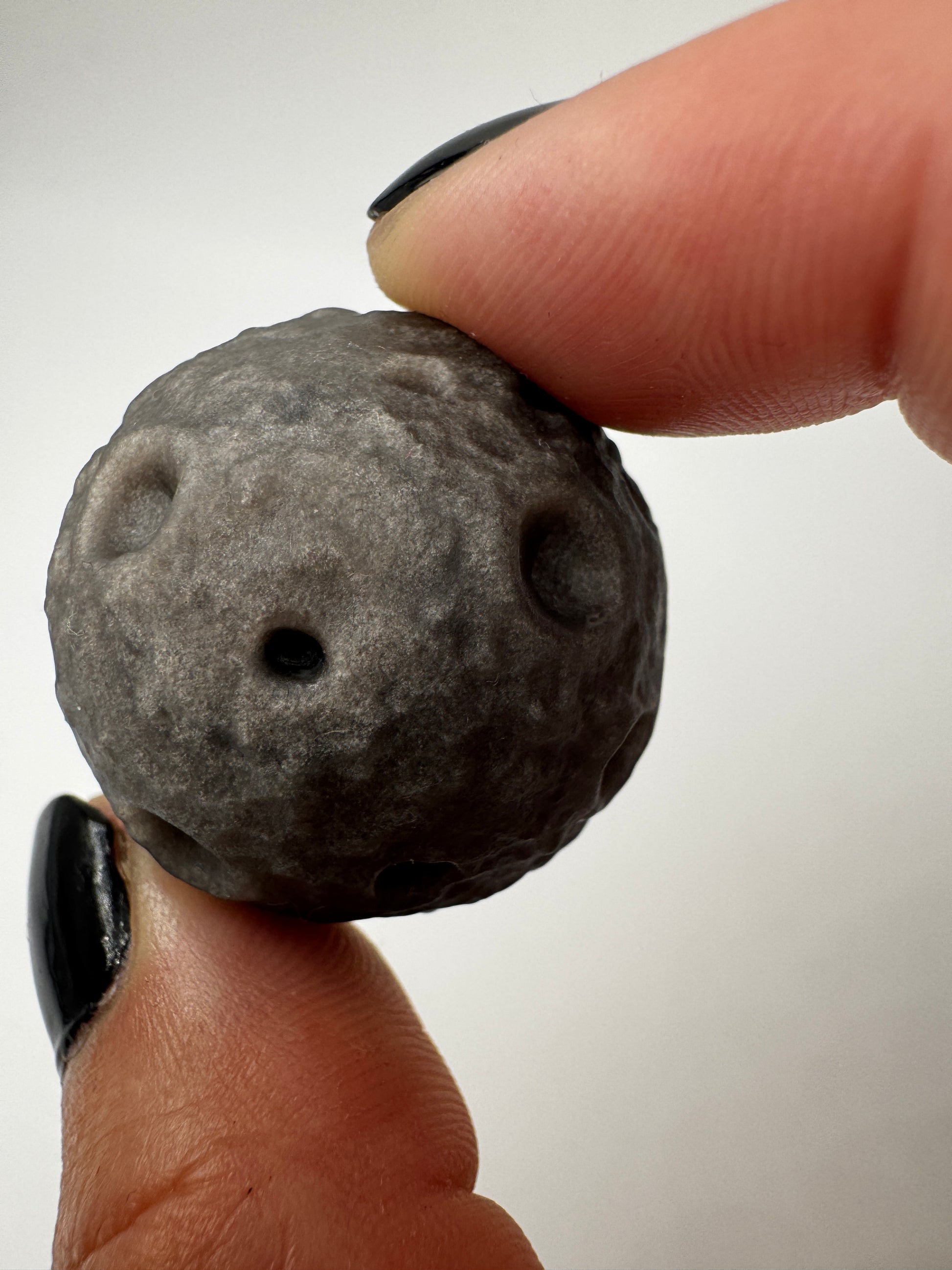 Silber-Obsidian-Mond mit haptischen Kratern und silbrigem Chatoyance-Effekt.