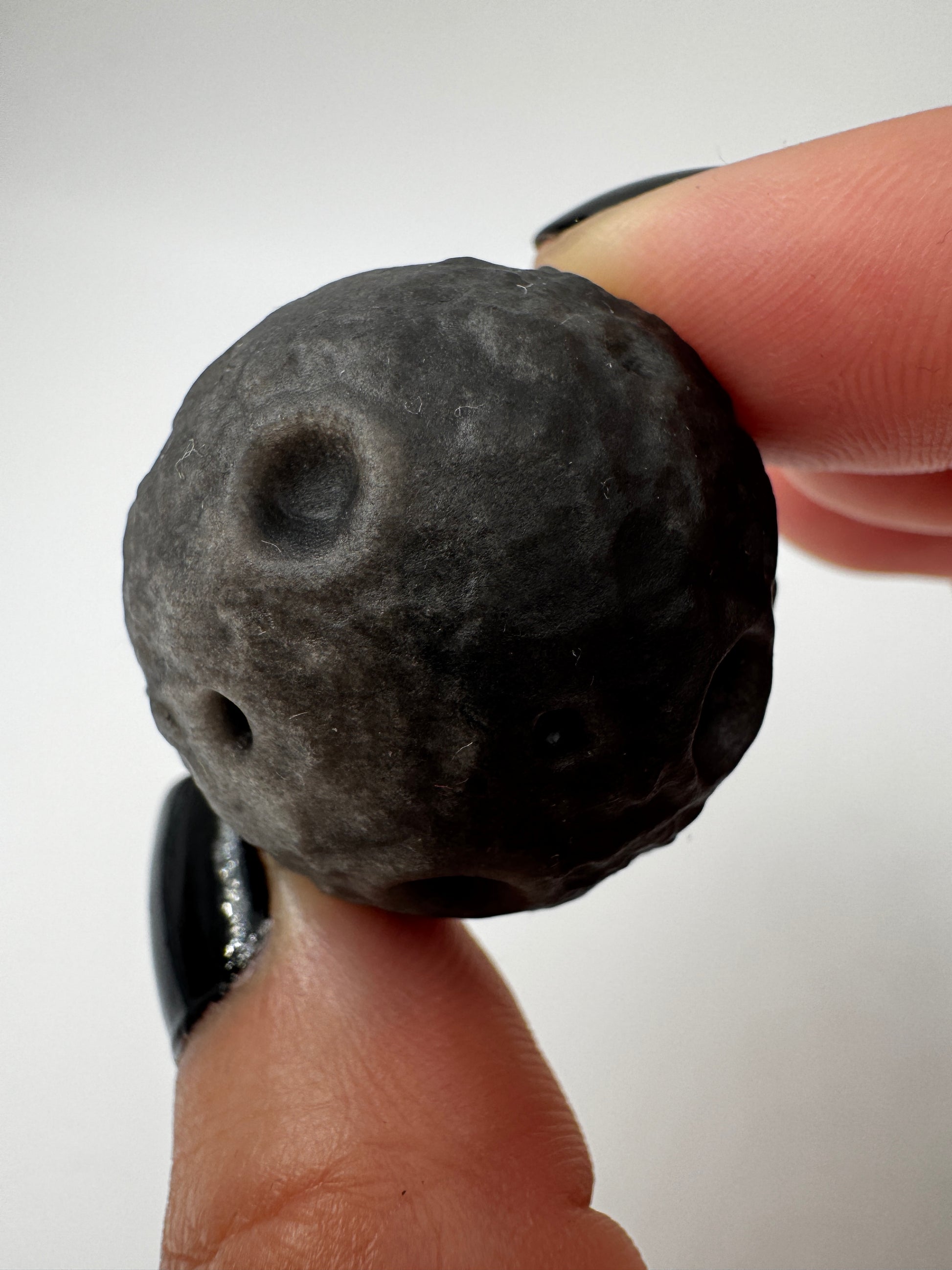 Silber-Obsidian-Mond mit haptischen Kratern und silbrigem Chatoyance-Effekt.