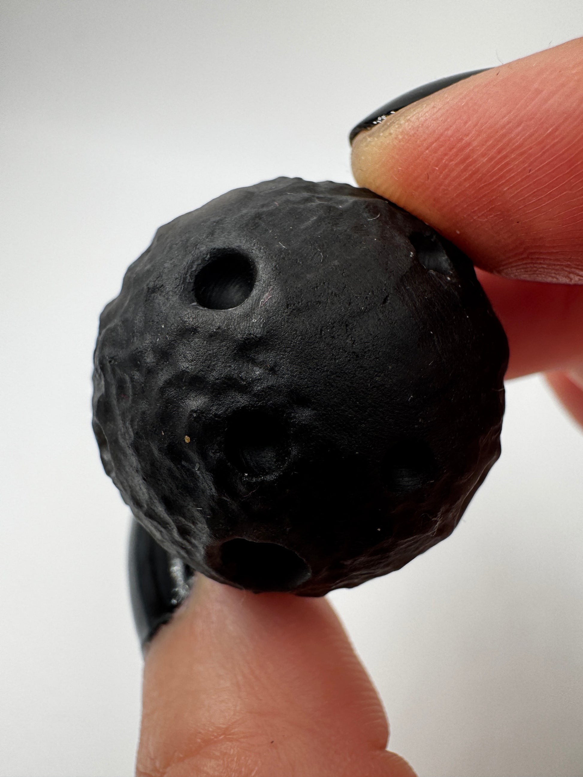 Silber-Obsidian-Mond mit haptischen Kratern und silbrigem Chatoyance-Effekt.