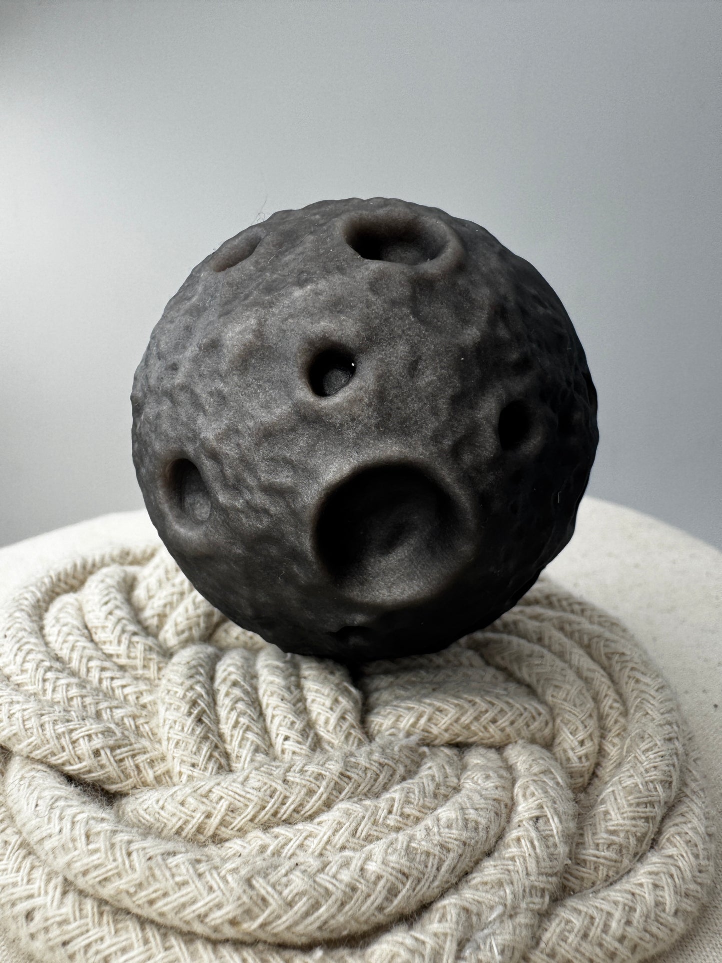 Silber-Obsidian-Mond mit haptischen Kratern und silbrigem Chatoyance-Effekt.