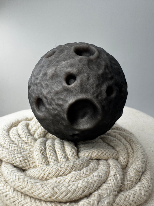 Silber-Obsidian-Mond mit haptischen Kratern und silbrigem Chatoyance-Effekt.