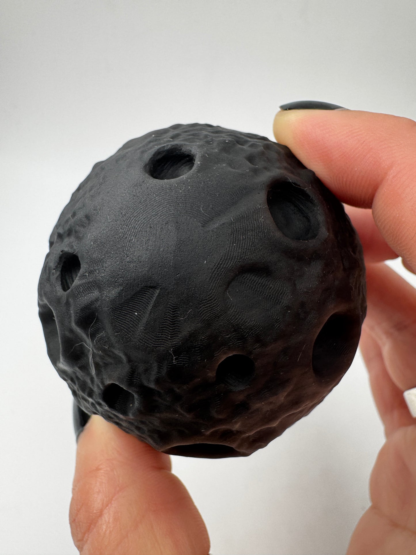 Silber-Obsidian-Mond mit haptischen Kratern und silbrigem Chatoyance-Effekt.