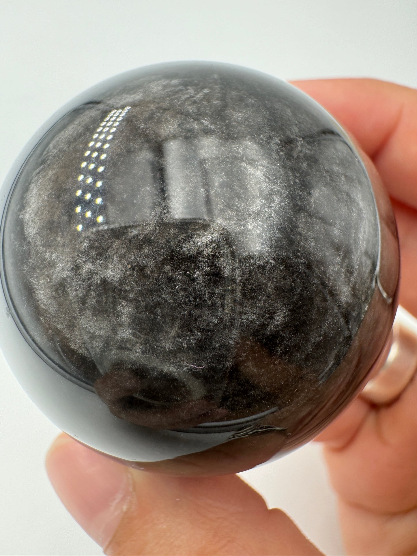 Polierte Silberobsidian Kugel, Ø 4,8 cm, mit charakteristischem silbrigem Seidenglanz auf schwarzem vulkanischem Glas