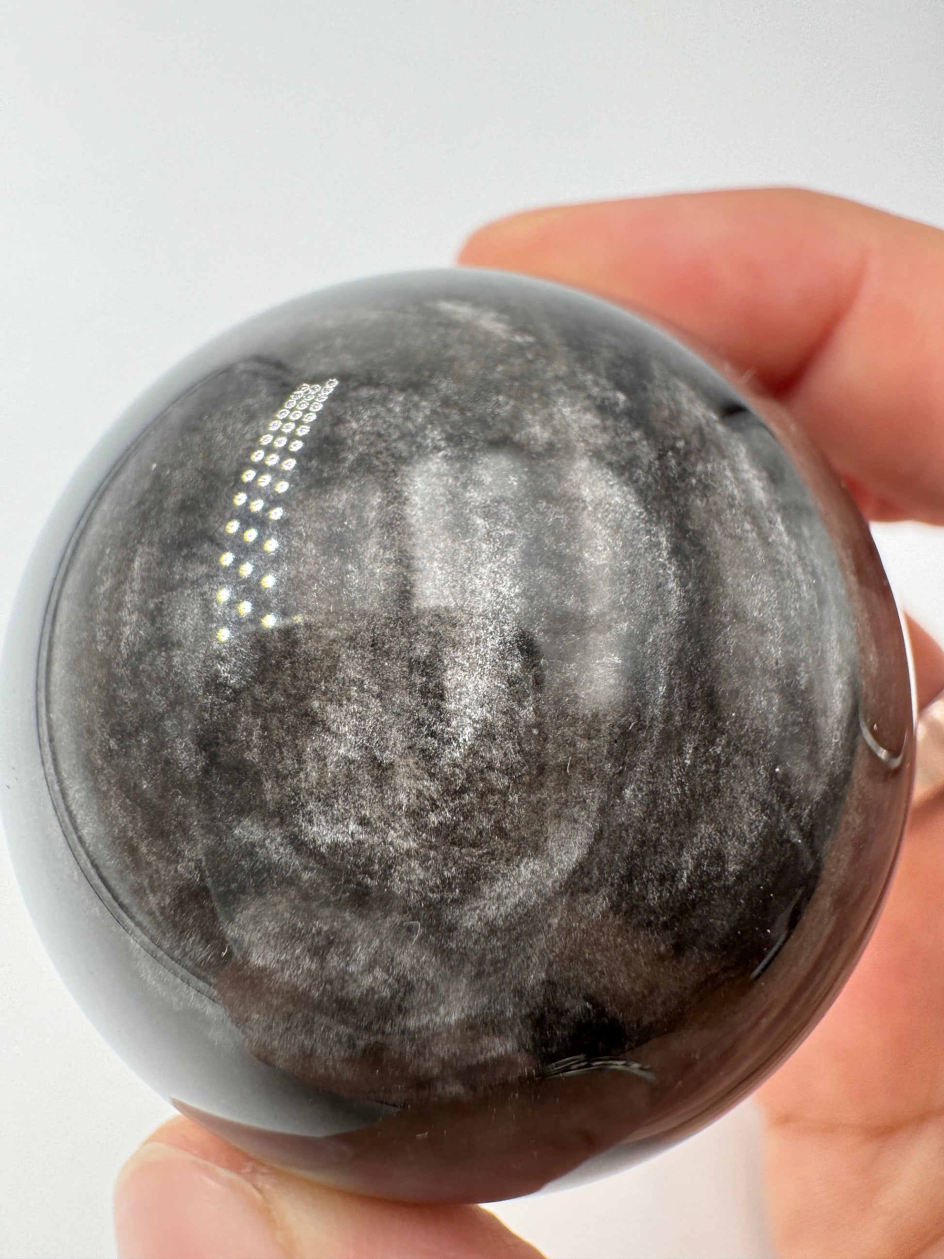 Polierte Silberobsidian Kugel, Ø 4,8 cm, mit charakteristischem silbrigem Seidenglanz auf schwarzem vulkanischem Glas