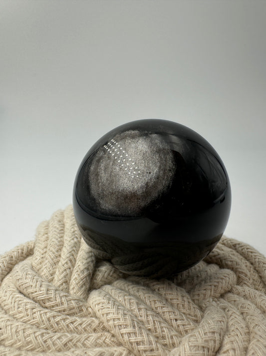 Polierte Silberobsidian Kugel, Ø 4,9 cm, mit charakteristischem silbrigem Seidenglanz auf schwarzem vulkanischem Glas