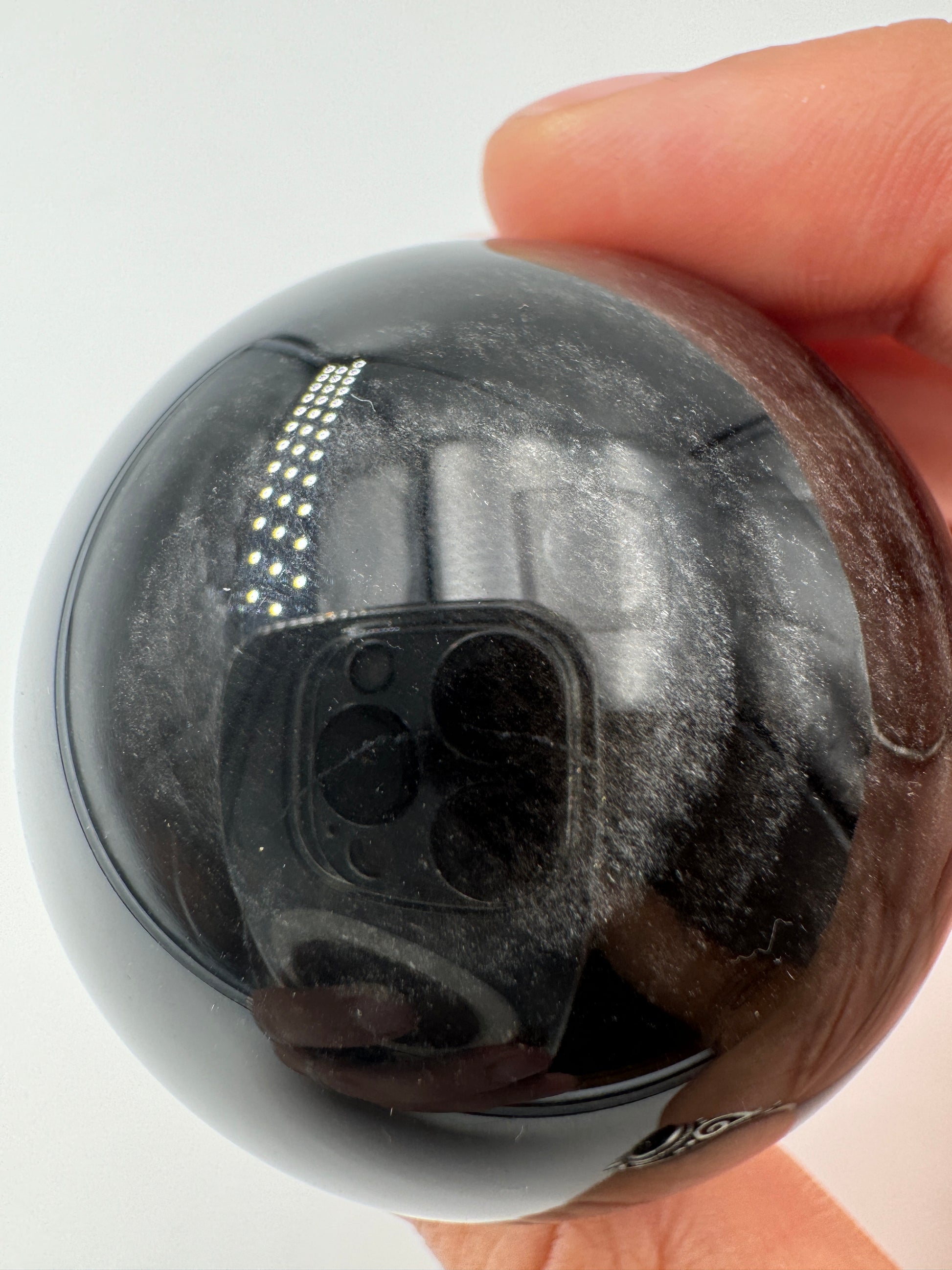 Polierte Silberobsidian Kugel, Ø 4,9 cm, mit charakteristischem silbrigem Seidenglanz auf schwarzem vulkanischem Glas