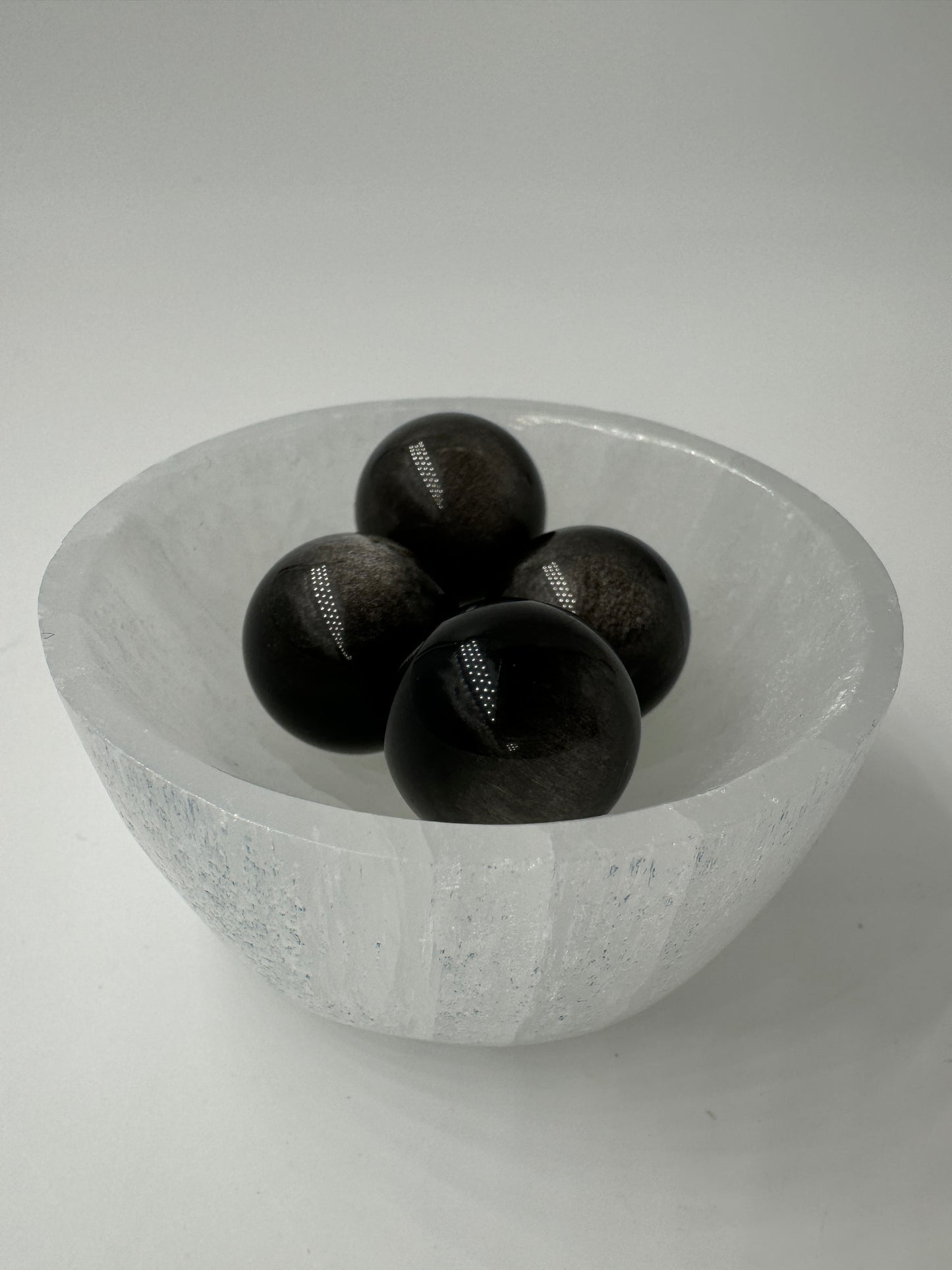 Silberobsidian Minikugel, Ø 1,7–1,8 cm – vulkanisches Gesteinsglas mit silbrig-grauem Schimmer auf schwarzer Grundmasse, sphärisch poliert.