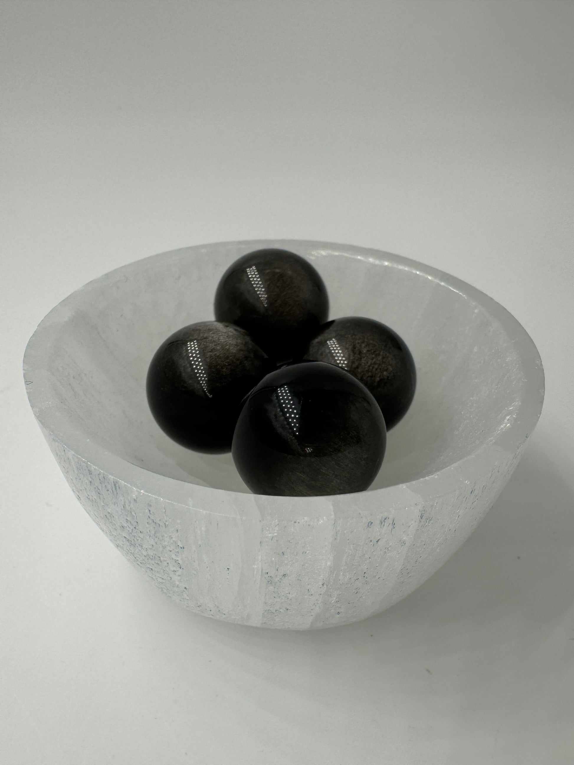 Silberobsidian Minikugel, Ø 1,7–1,8 cm – vulkanisches Gesteinsglas mit silbrig-grauem Schimmer auf schwarzer Grundmasse, sphärisch poliert.