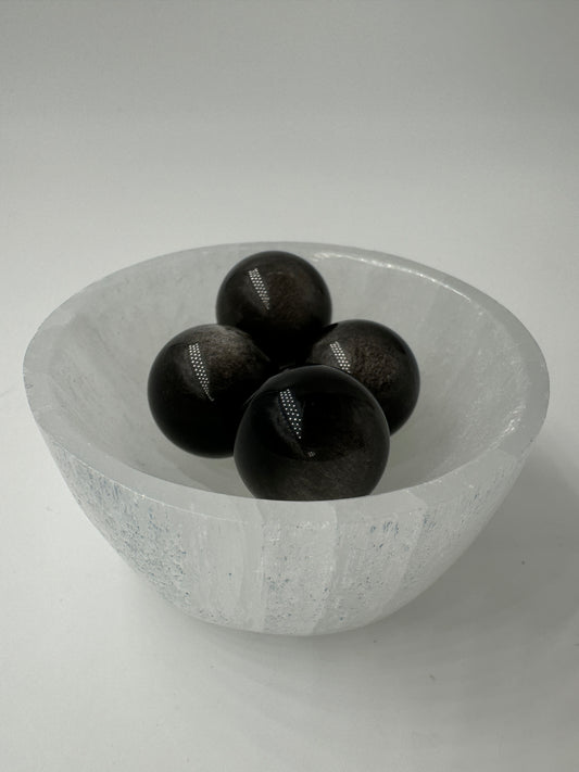 Silberobsidian Minikugel, Ø 1,7–1,8 cm – vulkanisches Gesteinsglas mit silbrig-grauem Schimmer auf schwarzer Grundmasse, sphärisch poliert.
