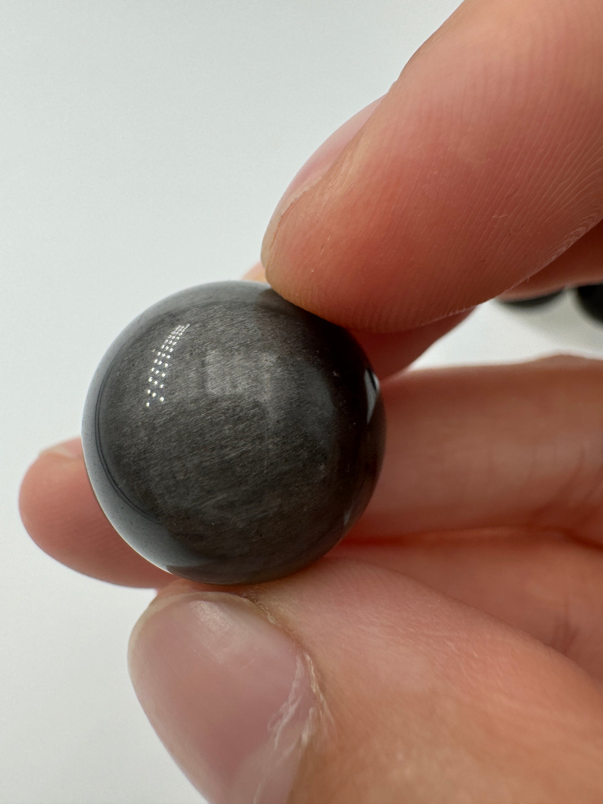 Silberobsidian Minikugel, Ø 1,7–1,8 cm – vulkanisches Gesteinsglas mit silbrig-grauem Schimmer auf schwarzer Grundmasse, sphärisch poliert.