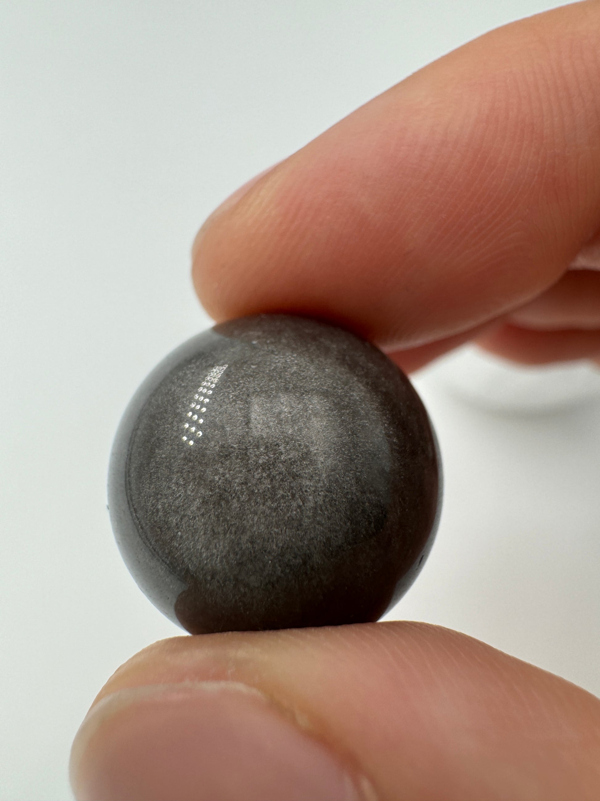 Silberobsidian Minikugel, Ø 1,7–1,8 cm – vulkanisches Gesteinsglas mit silbrig-grauem Schimmer auf schwarzer Grundmasse, sphärisch poliert.
