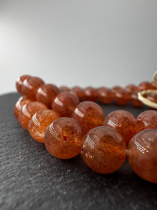 Sonnenstein Armband mit Mondstein, 8-mm-Kugeln, Ø 19 cm, mit goldenem Aventureszenz-Funkeln und Mondstein-Schimmer